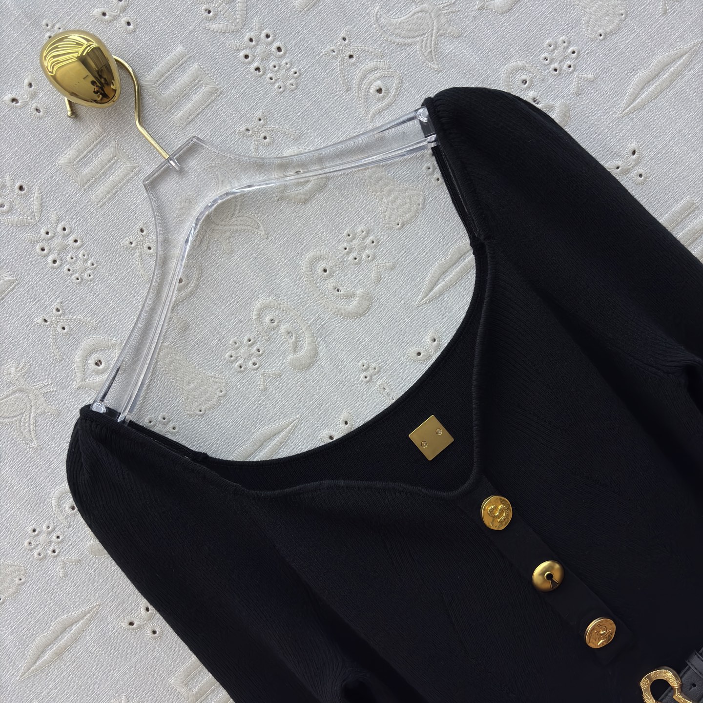 Sch 氛围感针织裙 优雅与气场并存 经典方领设计修饰肩颈线条 金属扣点缀细节满满 搭配同色系腰带轻松勾