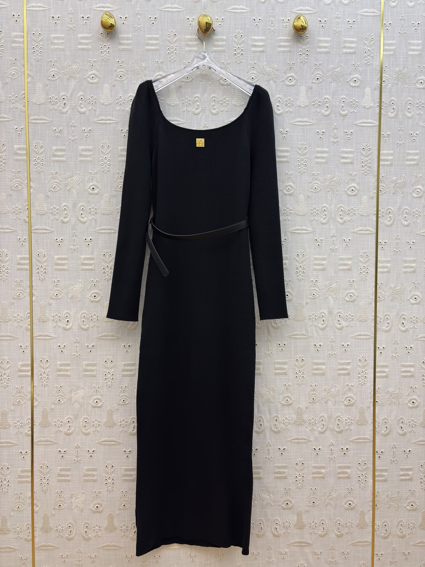 Sch 氛围感针织裙 优雅与气场并存 经典方领设计修饰肩颈线条 金属扣点缀细节满满 搭配同色系腰带轻松勾