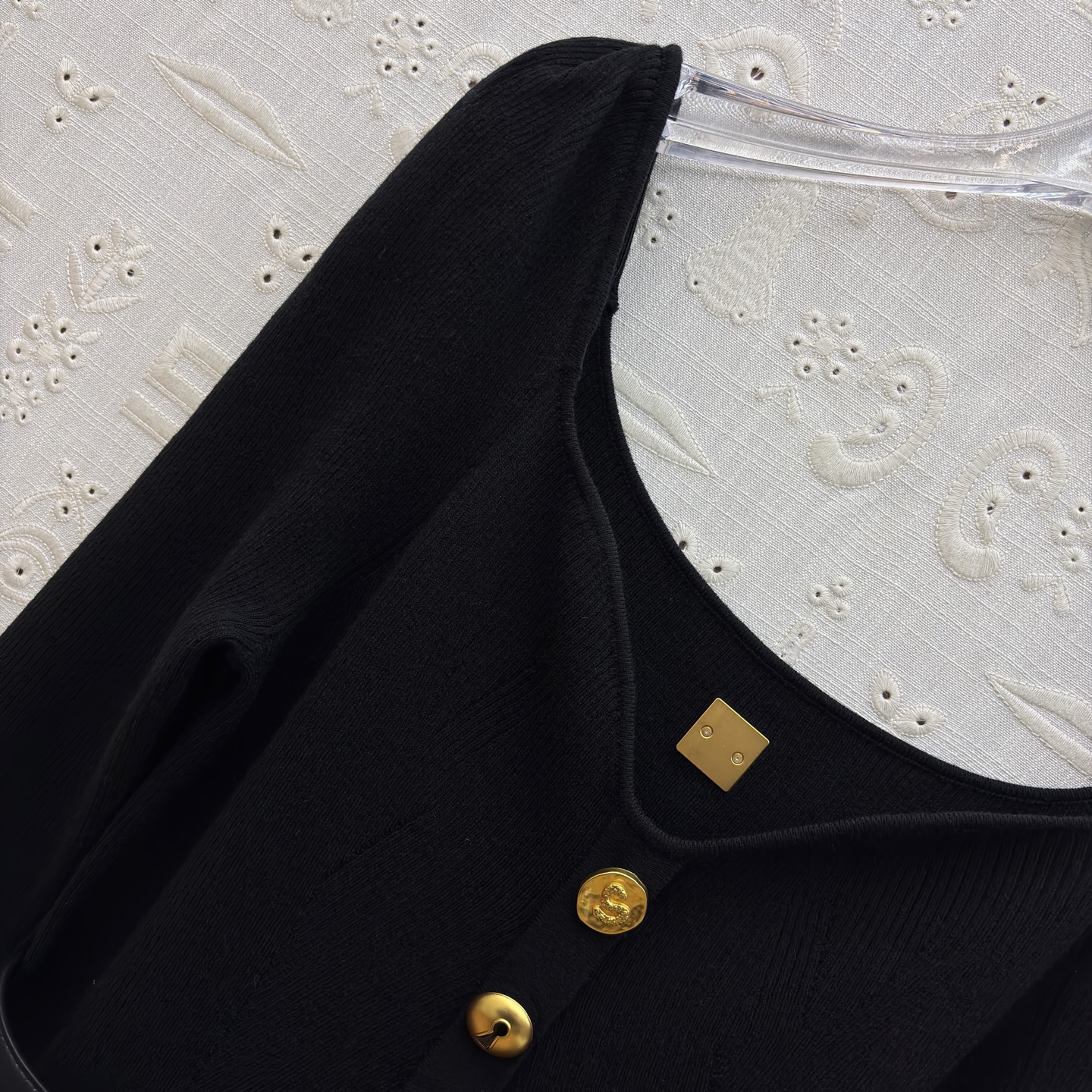 Sch 氛围感针织裙 优雅与气场并存 经典方领设计修饰肩颈线条 金属扣点缀细节满满 搭配同色系腰带轻松勾