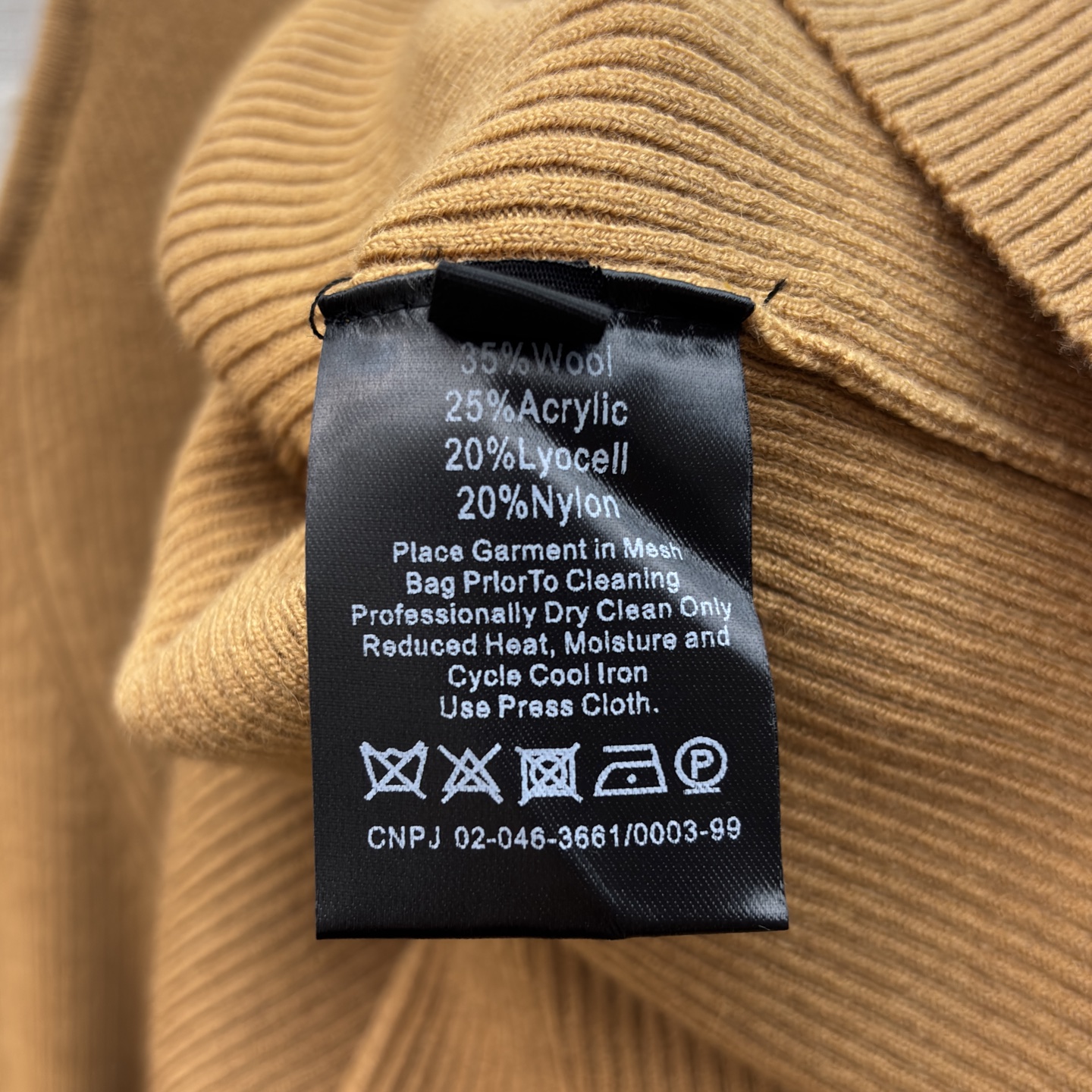 Sch 氛围感针织裙 优雅与气场并存 经典方领设计修饰肩颈线条 金属扣点缀细节满满 搭配同色系腰带轻松勾