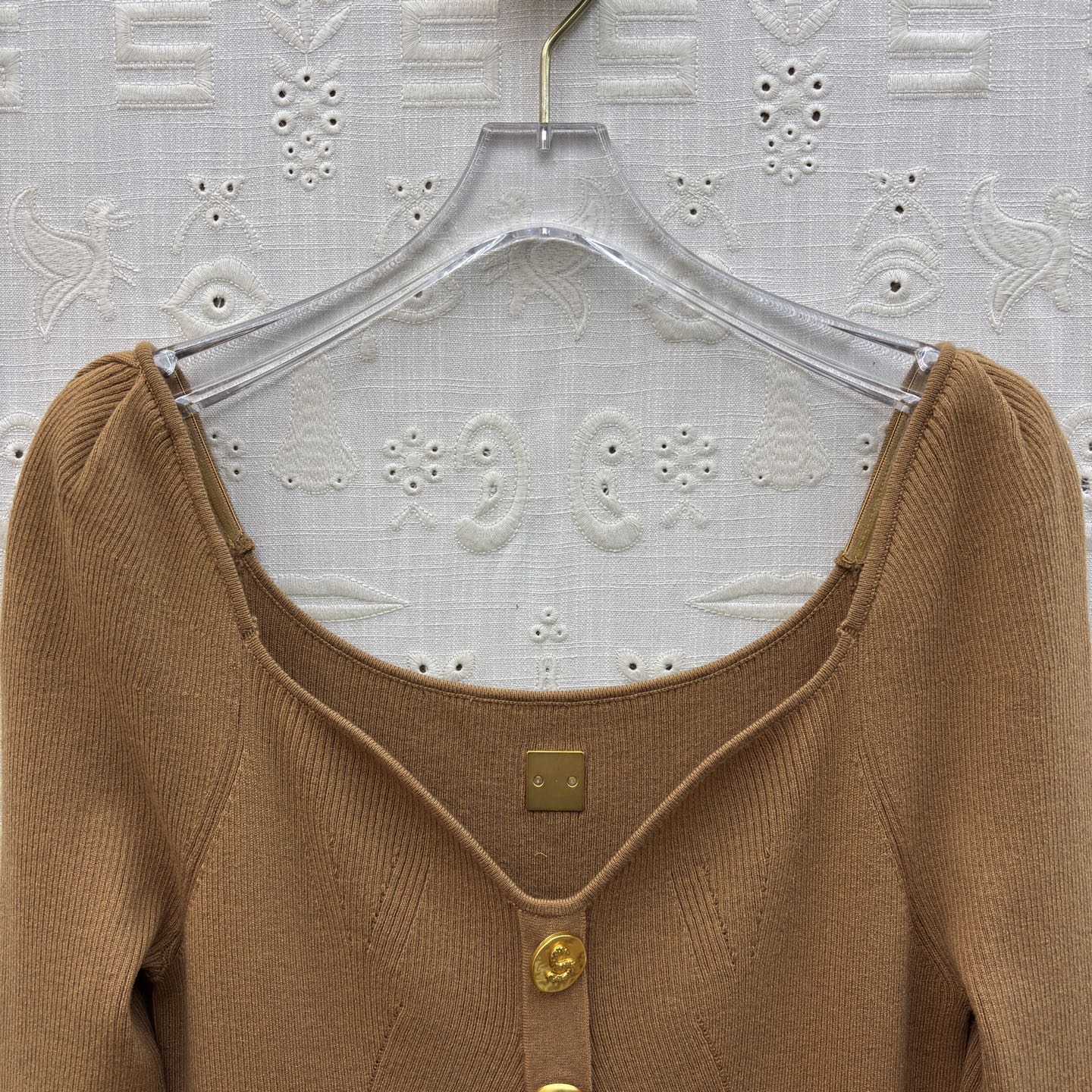 Sch 氛围感针织裙 优雅与气场并存 经典方领设计修饰肩颈线条 金属扣点缀细节满满 搭配同色系腰带轻松勾