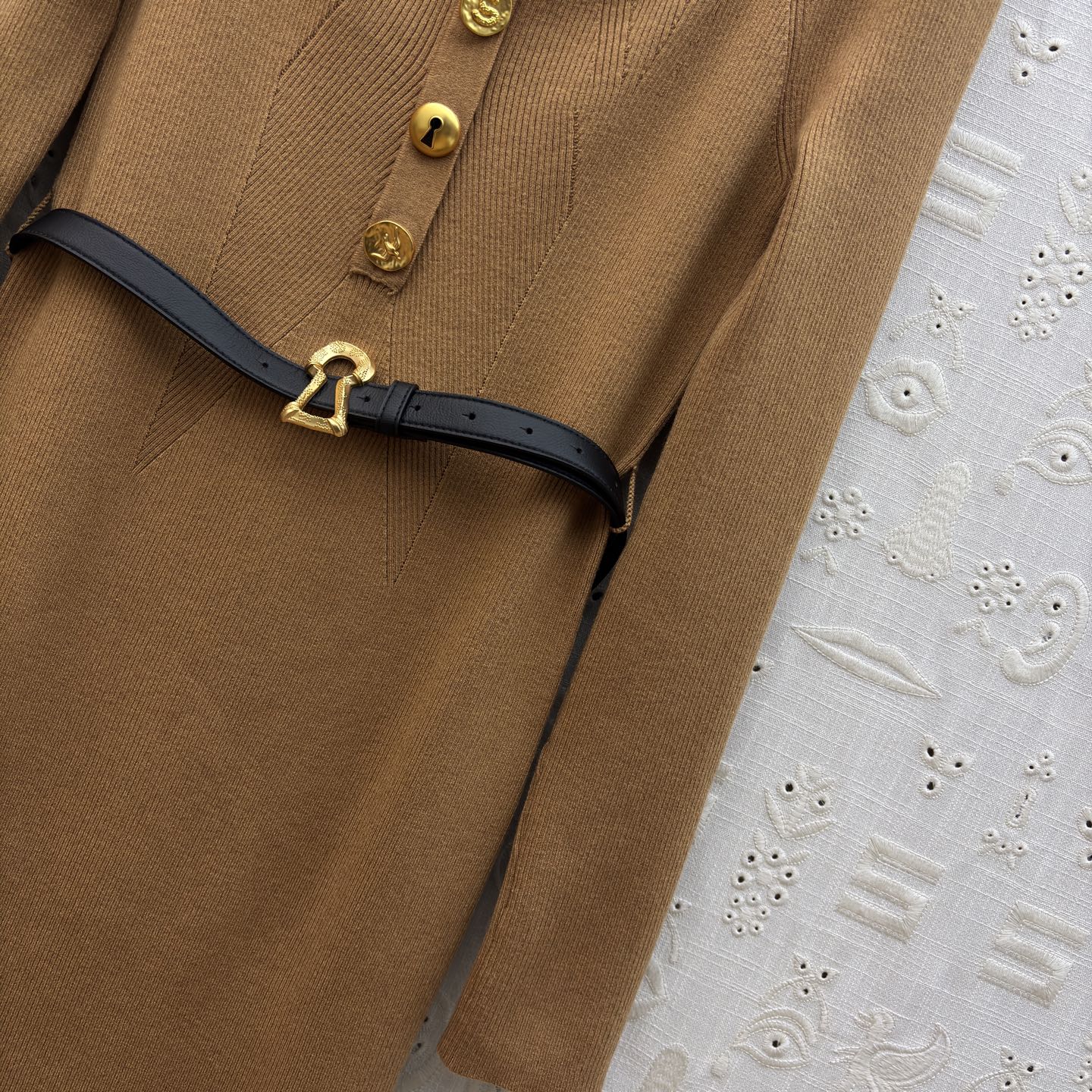 Sch 氛围感针织裙 优雅与气场并存 经典方领设计修饰肩颈线条 金属扣点缀细节满满 搭配同色系腰带轻松勾