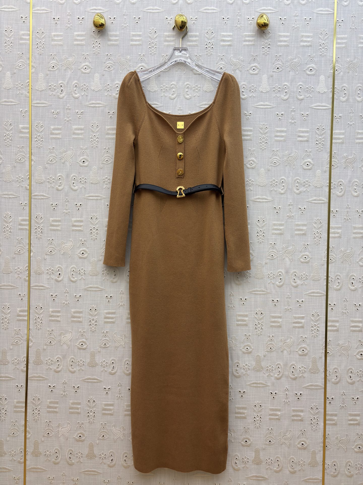 Sch 氛围感针织裙 优雅与气场并存 经典方领设计修饰肩颈线条 金属扣点缀细节满满 搭配同色系腰带轻松勾