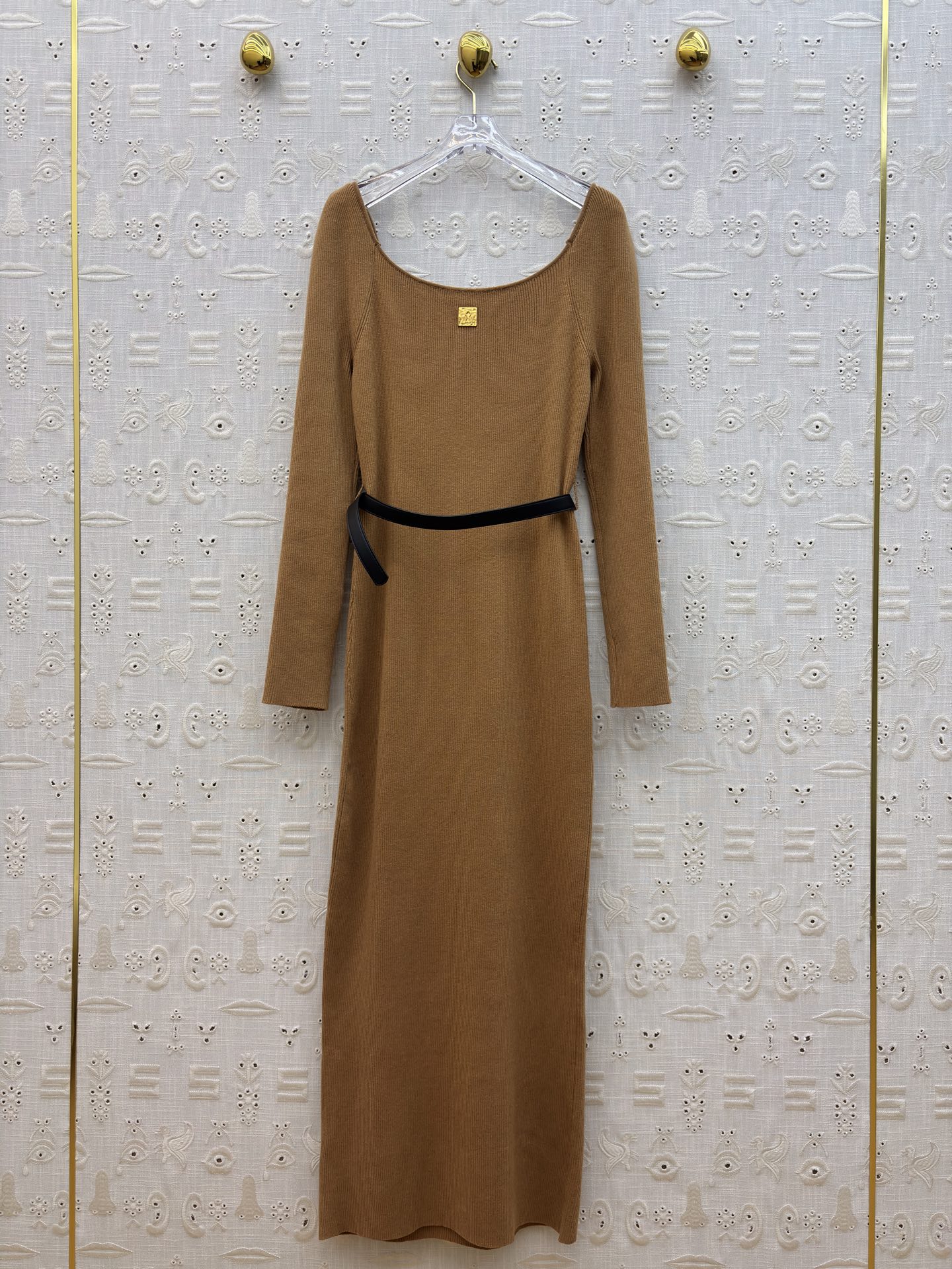 Sch 氛围感针织裙 优雅与气场并存 经典方领设计修饰肩颈线条 金属扣点缀细节满满 搭配同色系腰带轻松勾