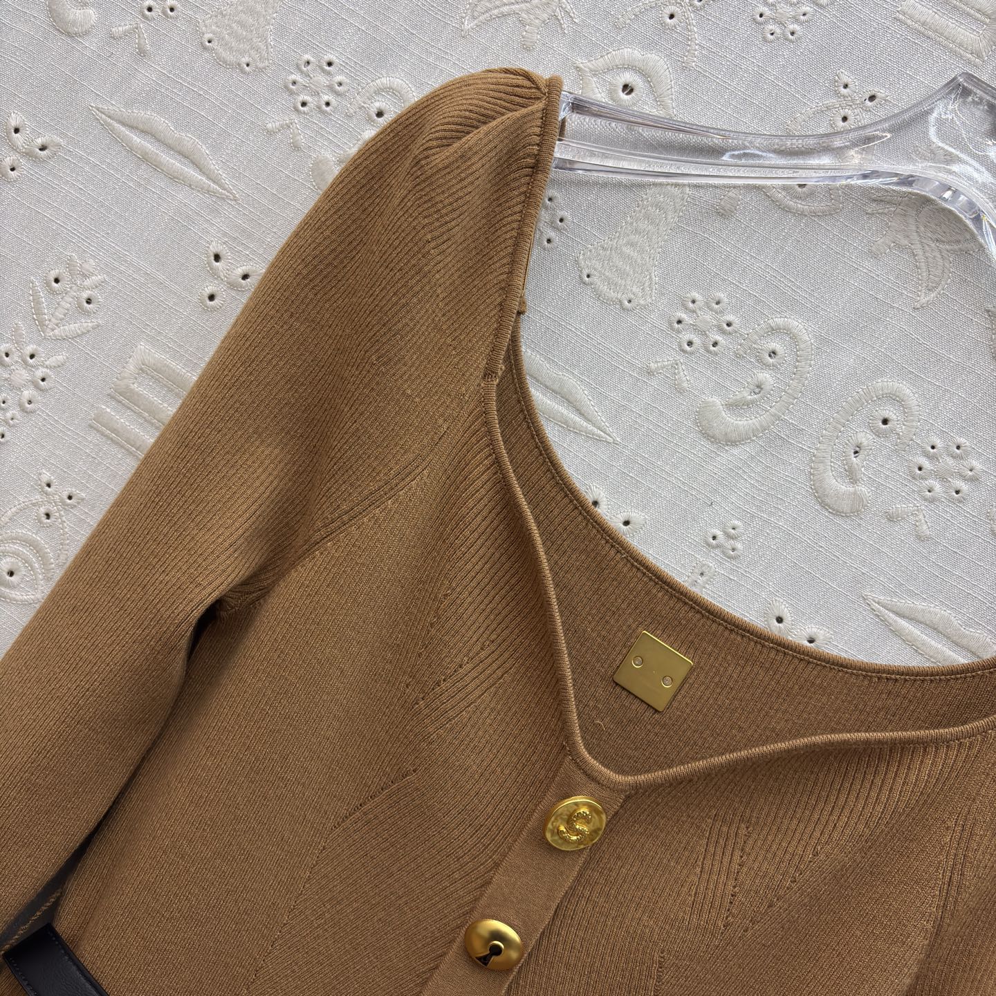 Sch 氛围感针织裙 优雅与气场并存 经典方领设计修饰肩颈线条 金属扣点缀细节满满 搭配同色系腰带轻松勾