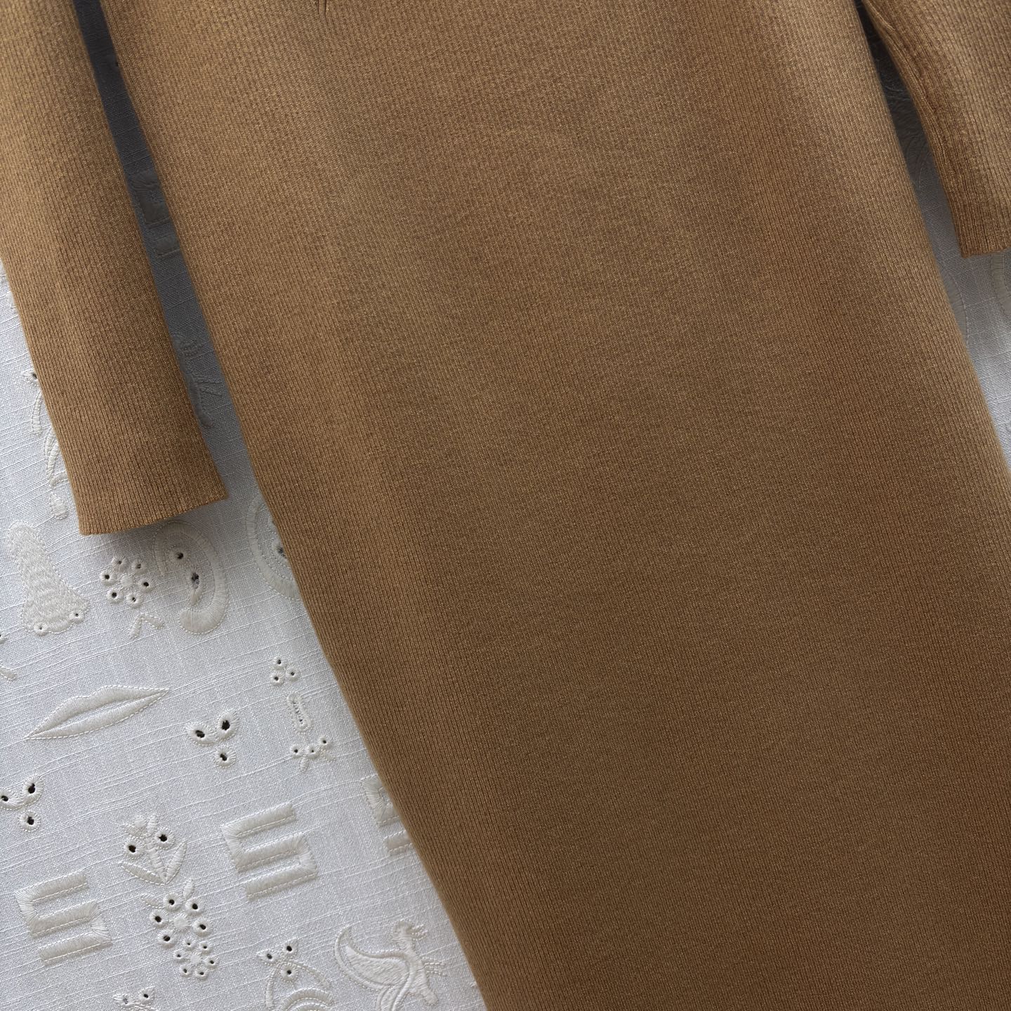 Sch 氛围感针织裙 优雅与气场并存 经典方领设计修饰肩颈线条 金属扣点缀细节满满 搭配同色系腰带轻松勾