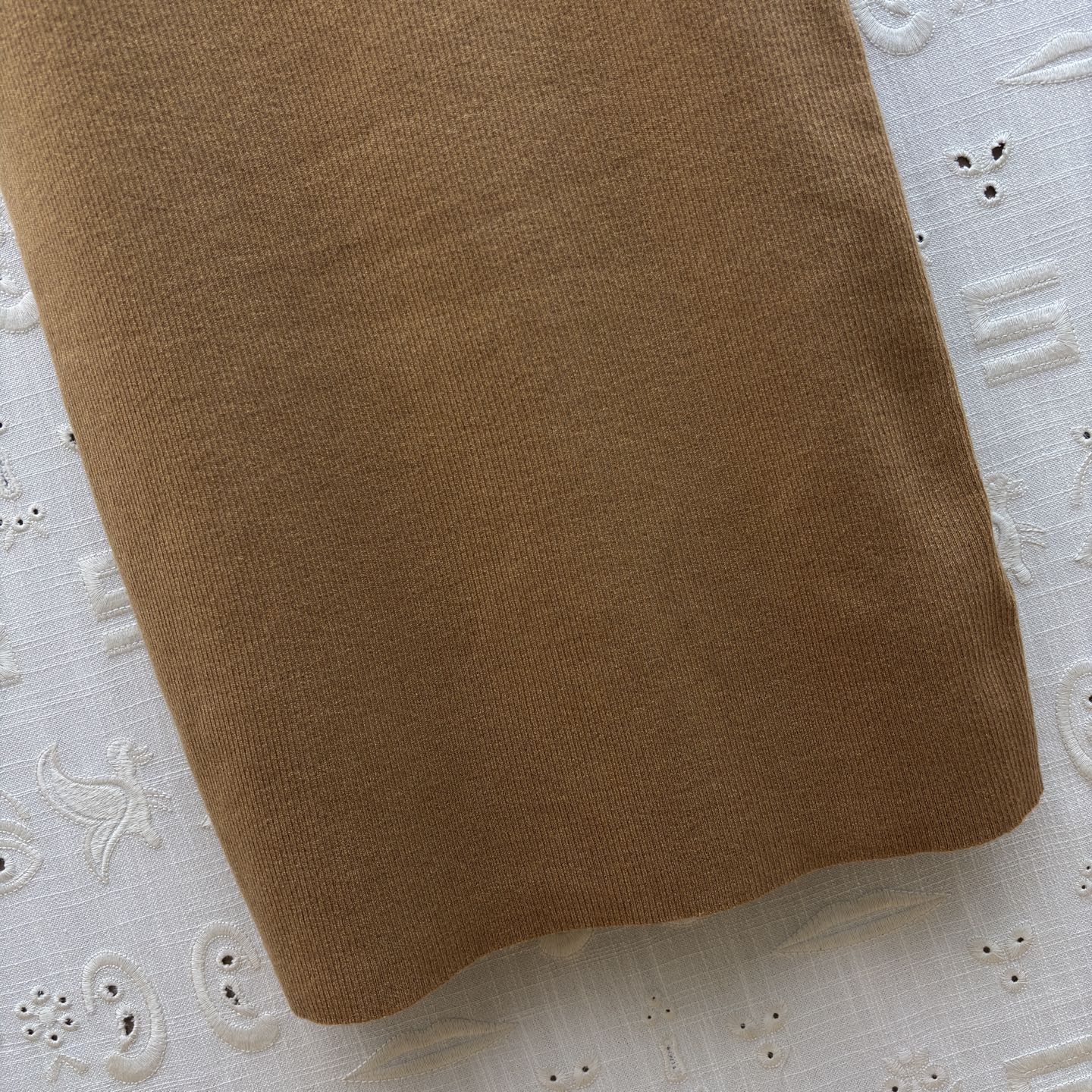 Sch 氛围感针织裙 优雅与气场并存 经典方领设计修饰肩颈线条 金属扣点缀细节满满 搭配同色系腰带轻松勾