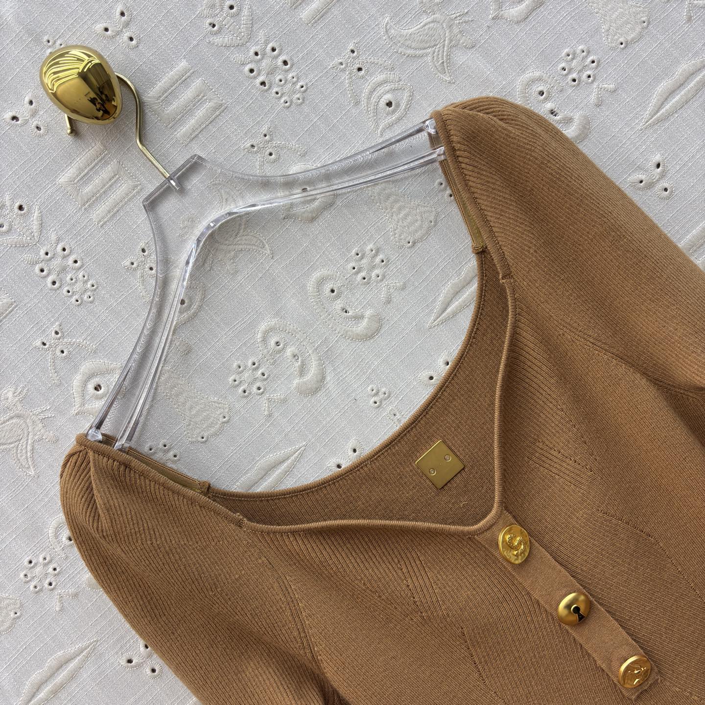 Sch 氛围感针织裙 优雅与气场并存 经典方领设计修饰肩颈线条 金属扣点缀细节满满 搭配同色系腰带轻松勾