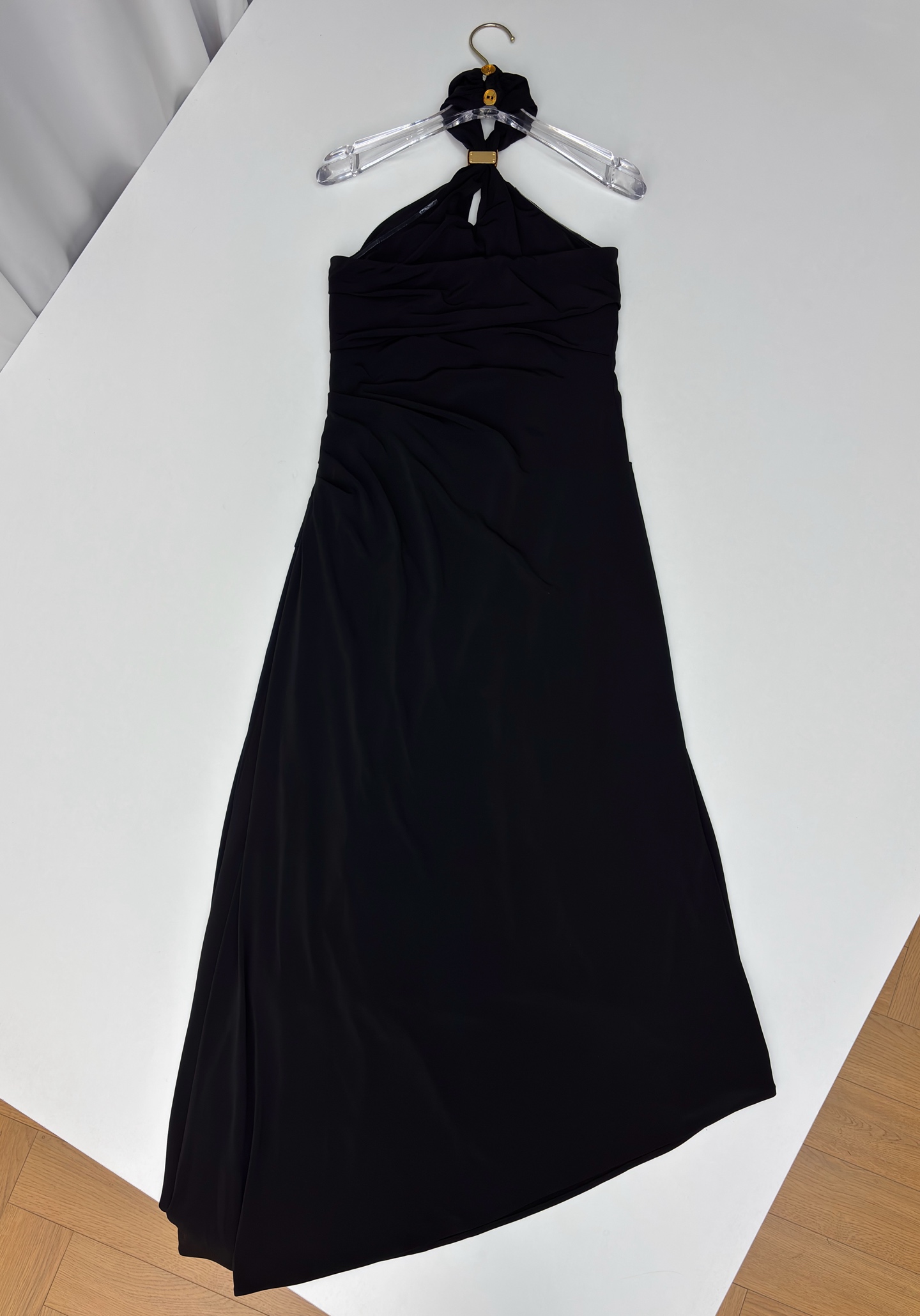 Sch 26春夏 高级极简风 挂脖设计不规则抹胸连衣裙 利落削肩 金扣点缀成为点睛之笔 不对称剪裁与垂坠