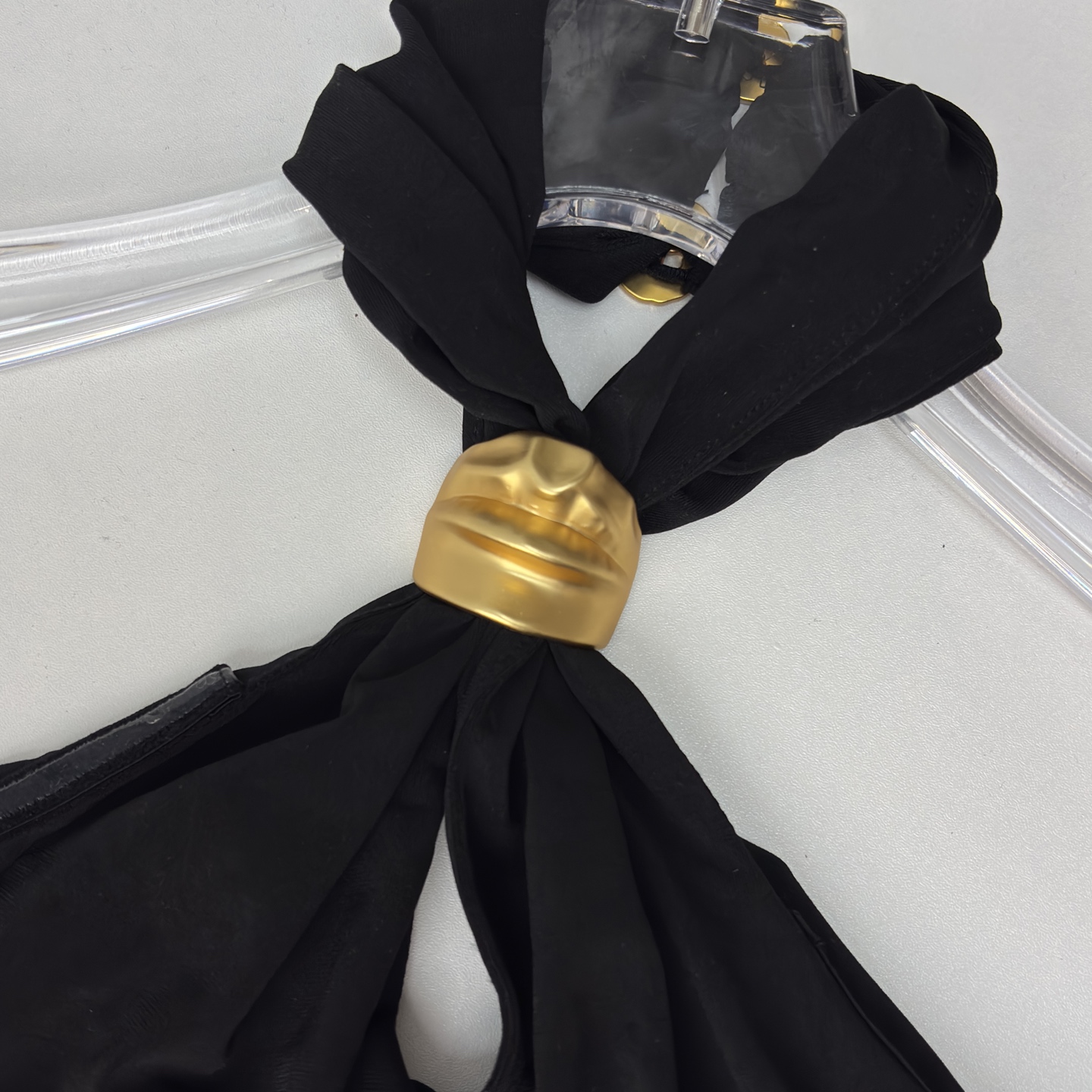 Sch 26春夏 高级极简风 挂脖设计不规则抹胸连衣裙 利落削肩 金扣点缀成为点睛之笔 不对称剪裁与垂坠