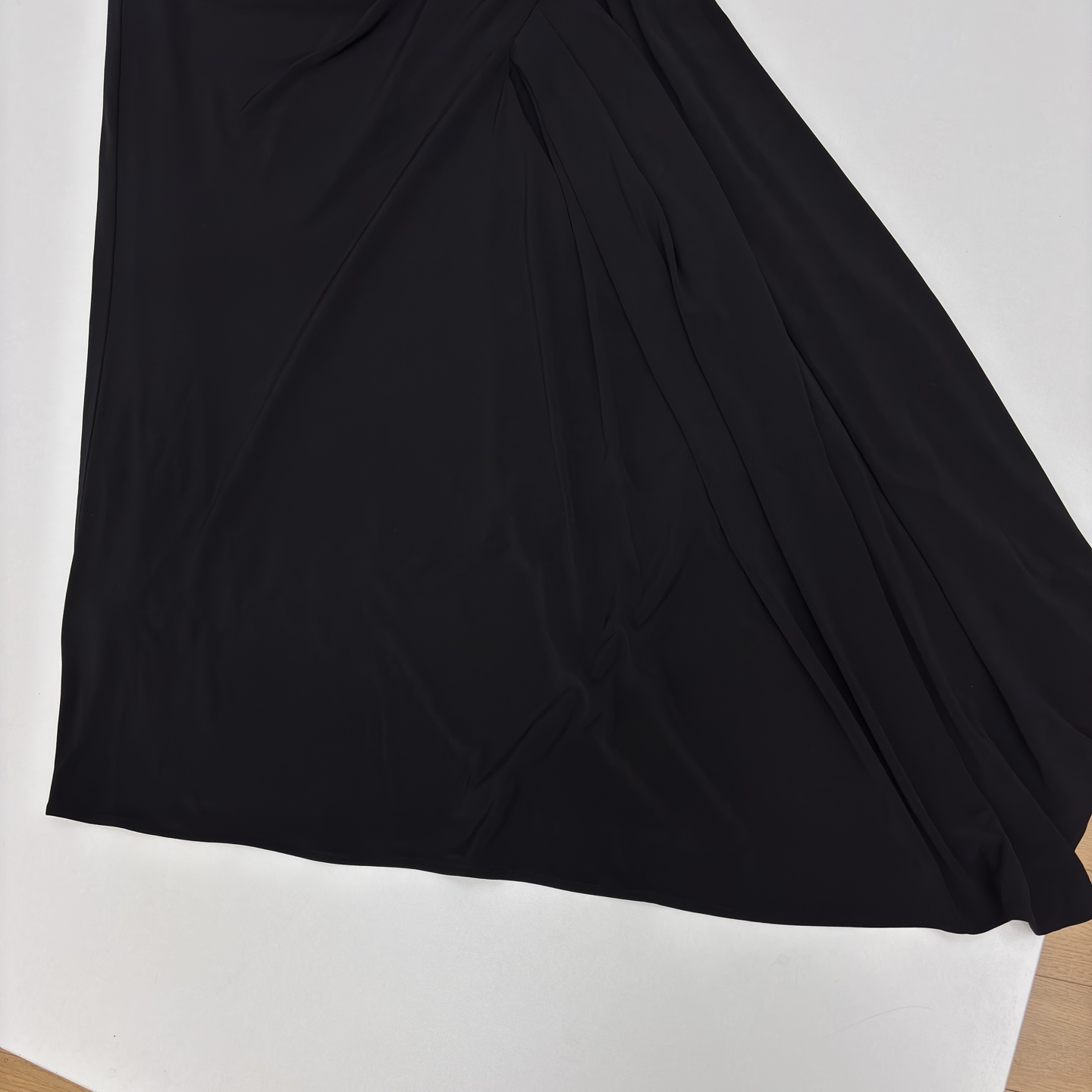 Sch 26春夏 高级极简风 挂脖设计不规则抹胸连衣裙 利落削肩 金扣点缀成为点睛之笔 不对称剪裁与垂坠