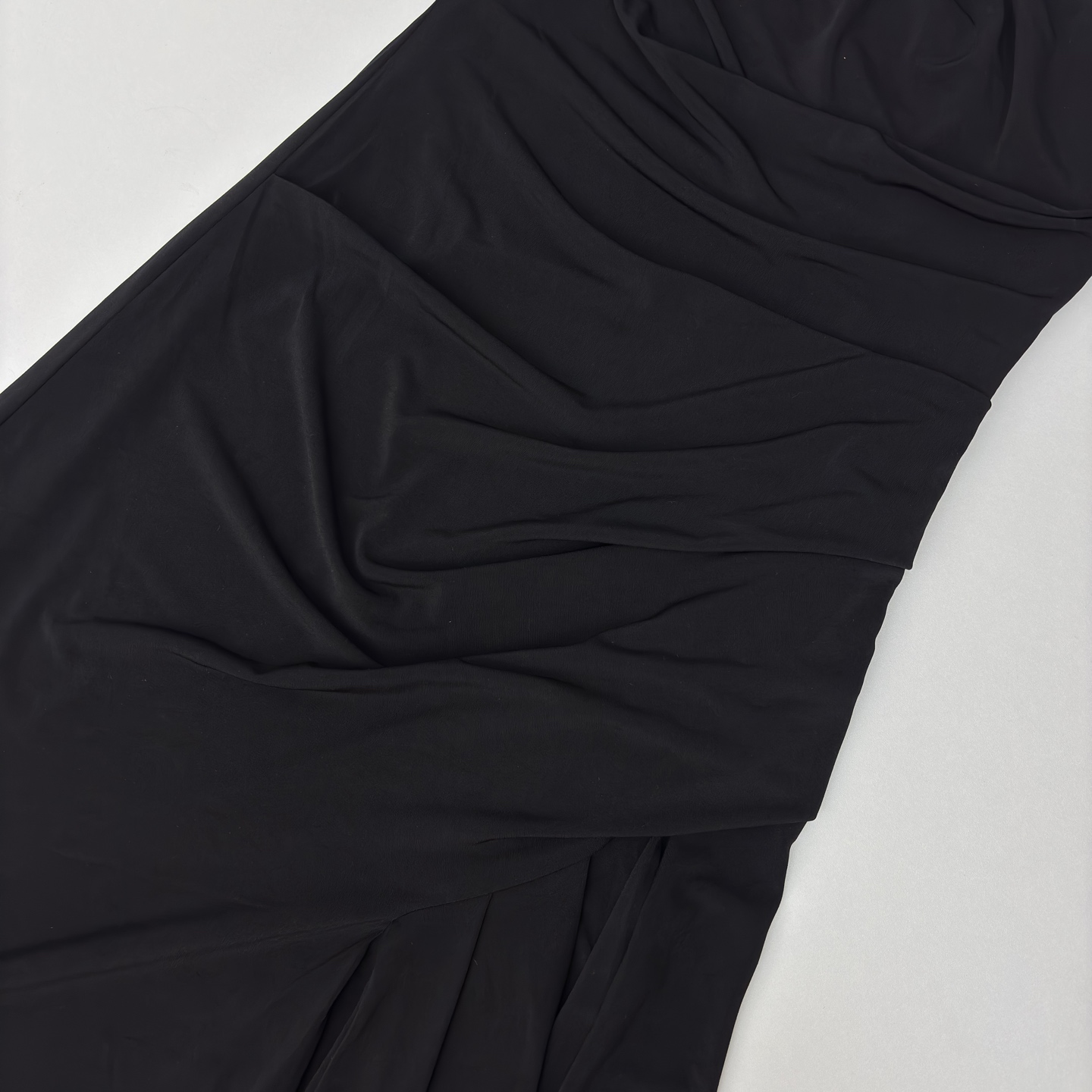 Sch 26春夏 高级极简风 挂脖设计不规则抹胸连衣裙 利落削肩 金扣点缀成为点睛之笔 不对称剪裁与垂坠