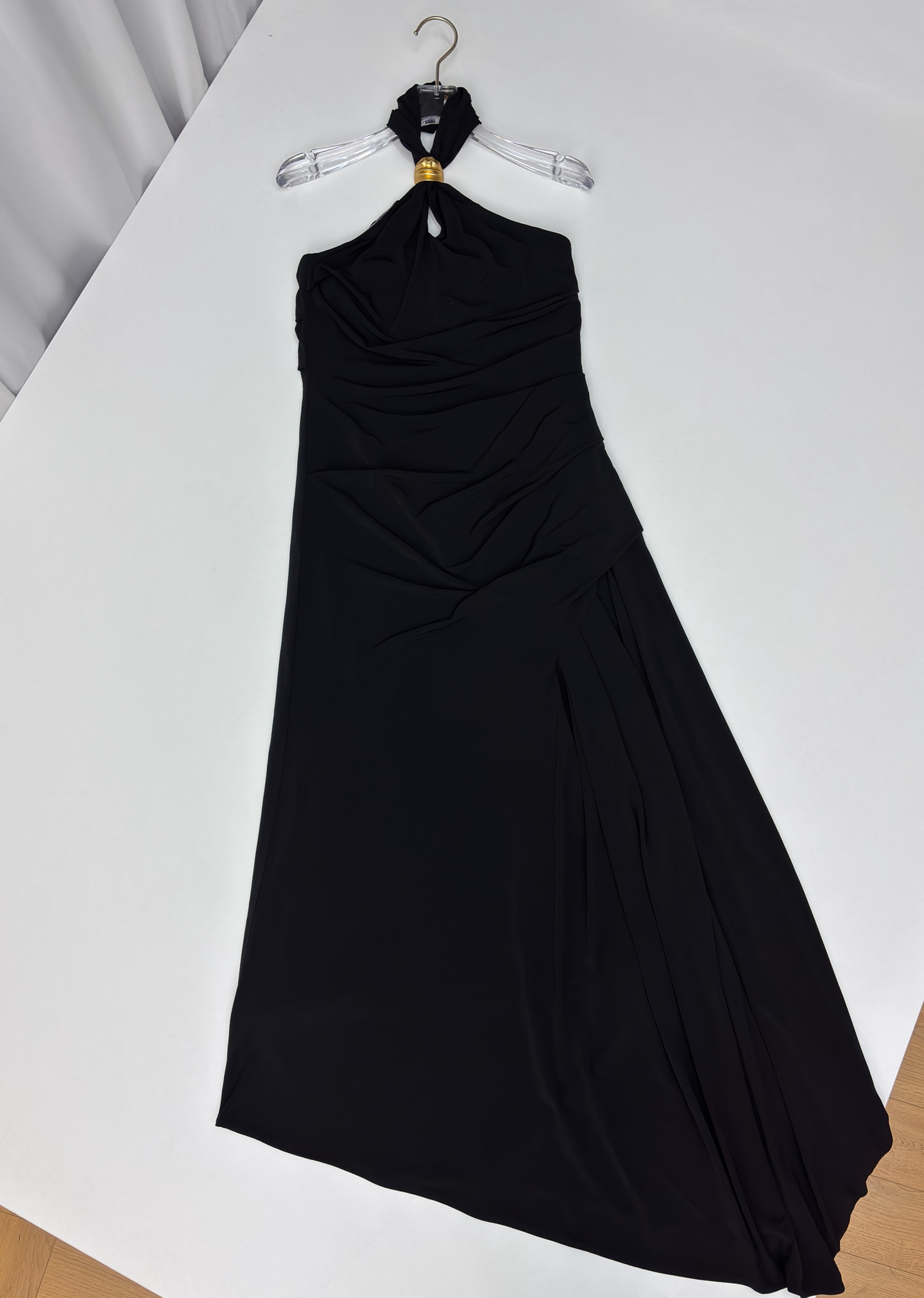 Sch 26春夏 高级极简风 挂脖设计不规则抹胸连衣裙 利落削肩 金扣点缀成为点睛之笔 不对称剪裁与垂坠