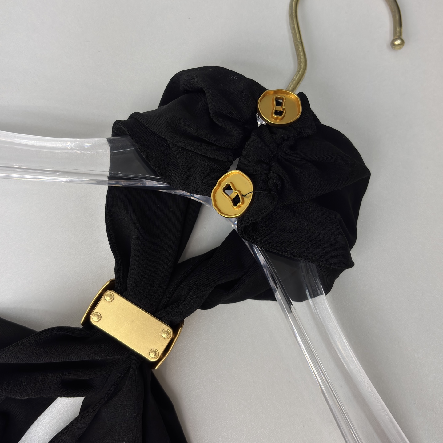 Sch 26春夏 高级极简风 挂脖设计不规则抹胸连衣裙 利落削肩 金扣点缀成为点睛之笔 不对称剪裁与垂坠