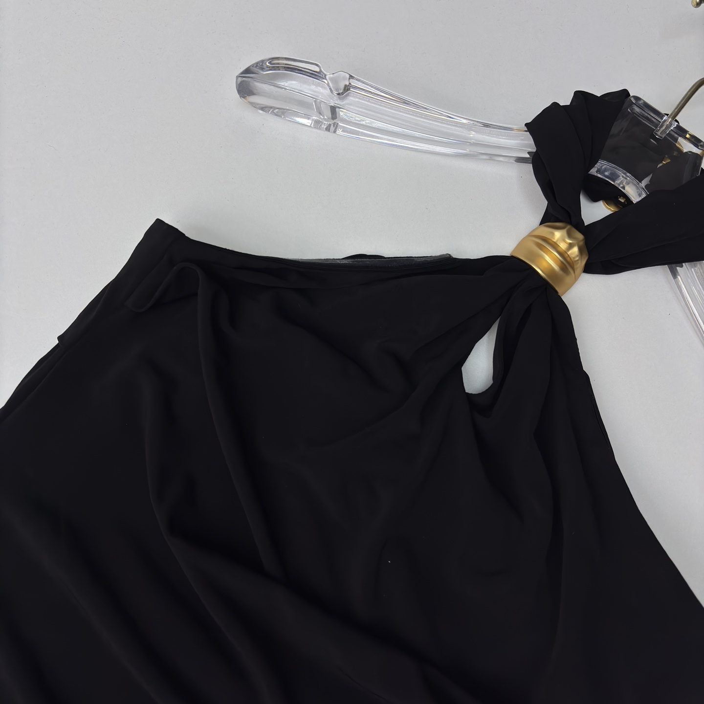 Sch 26春夏 高级极简风 挂脖设计不规则抹胸连衣裙 利落削肩 金扣点缀成为点睛之笔 不对称剪裁与垂坠