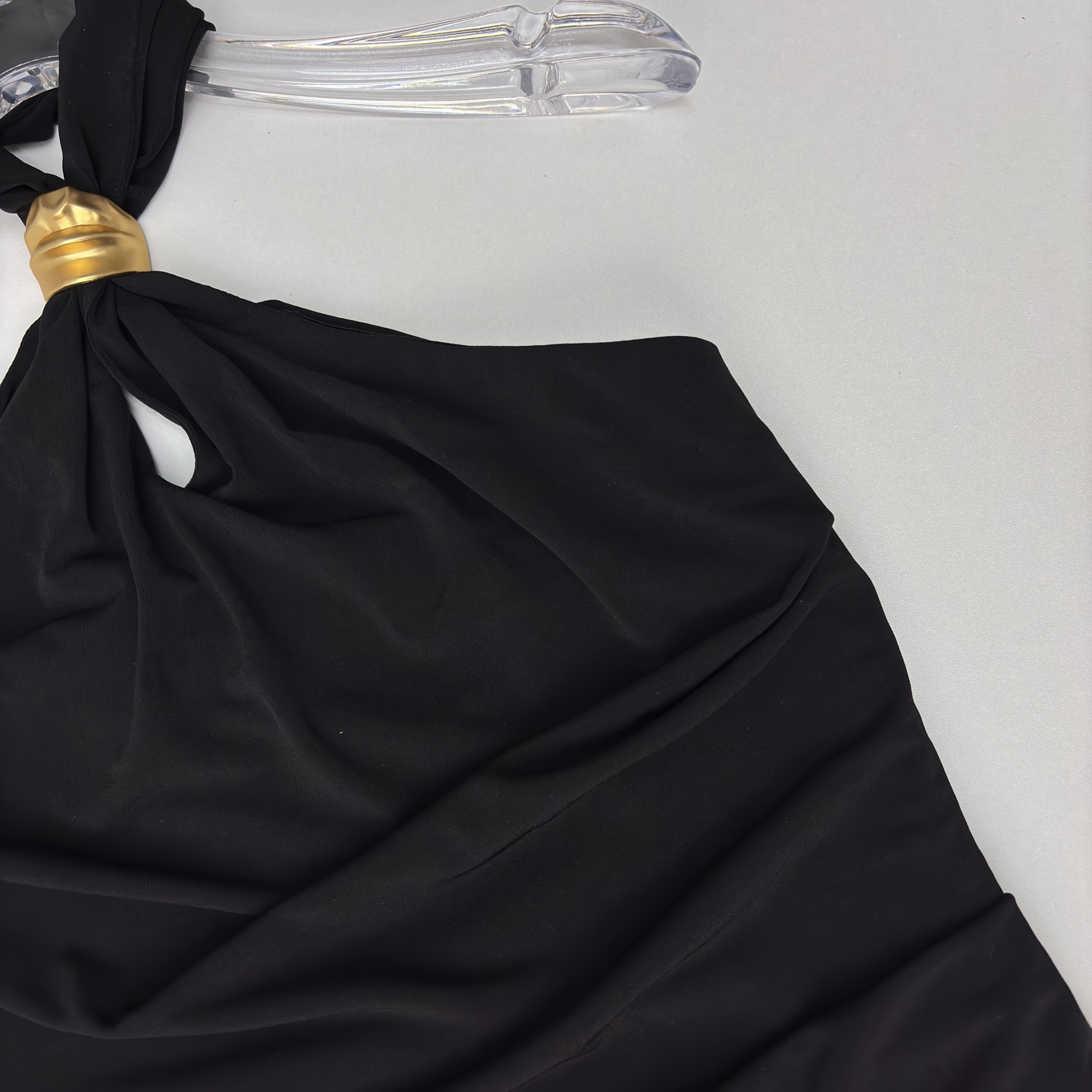 Sch 26春夏 高级极简风 挂脖设计不规则抹胸连衣裙 利落削肩 金扣点缀成为点睛之笔 不对称剪裁与垂坠