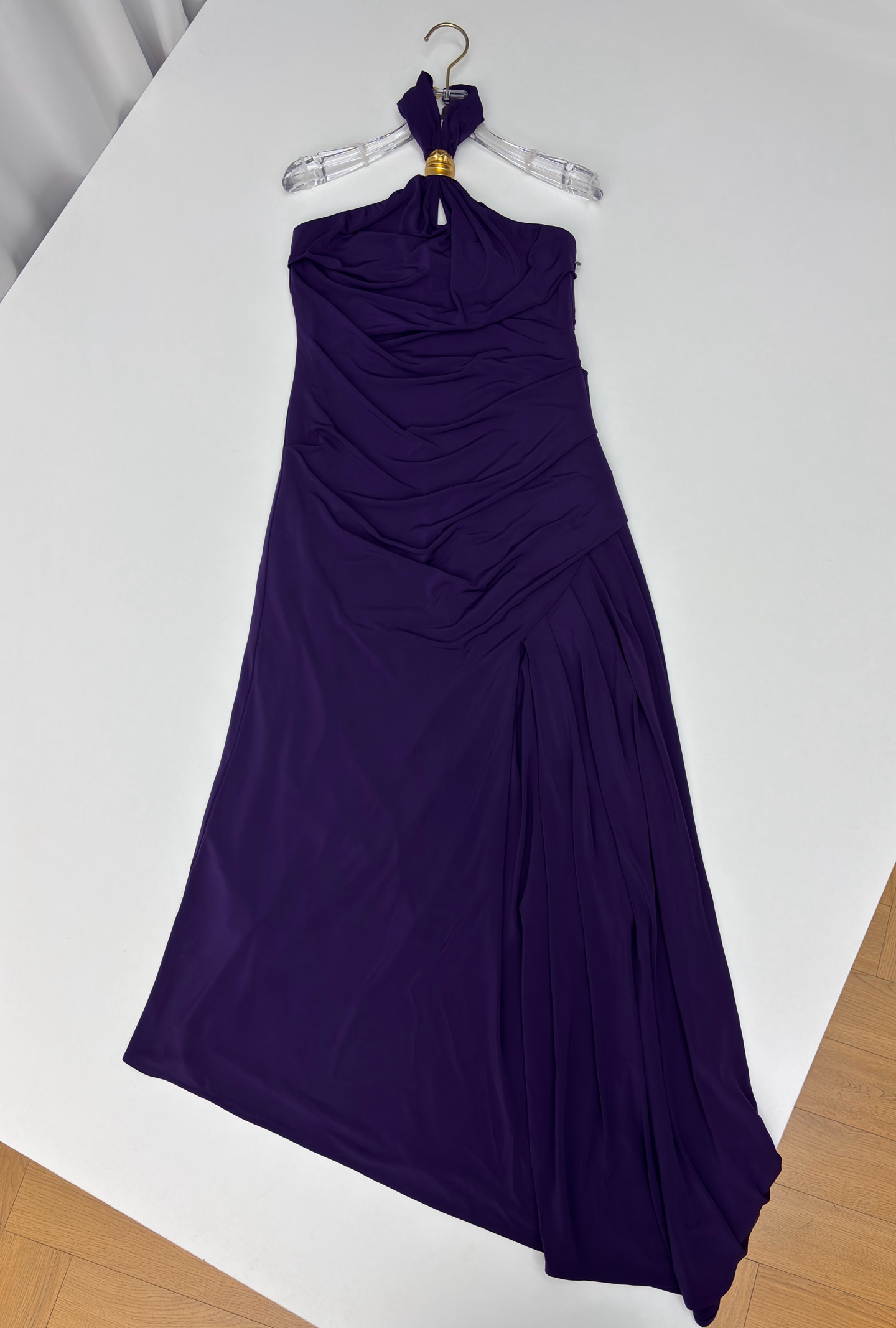 Sch 26春夏 高级极简风 挂脖设计不规则抹胸连衣裙 利落削肩 金扣点缀成为点睛之笔 不对称剪裁与垂坠