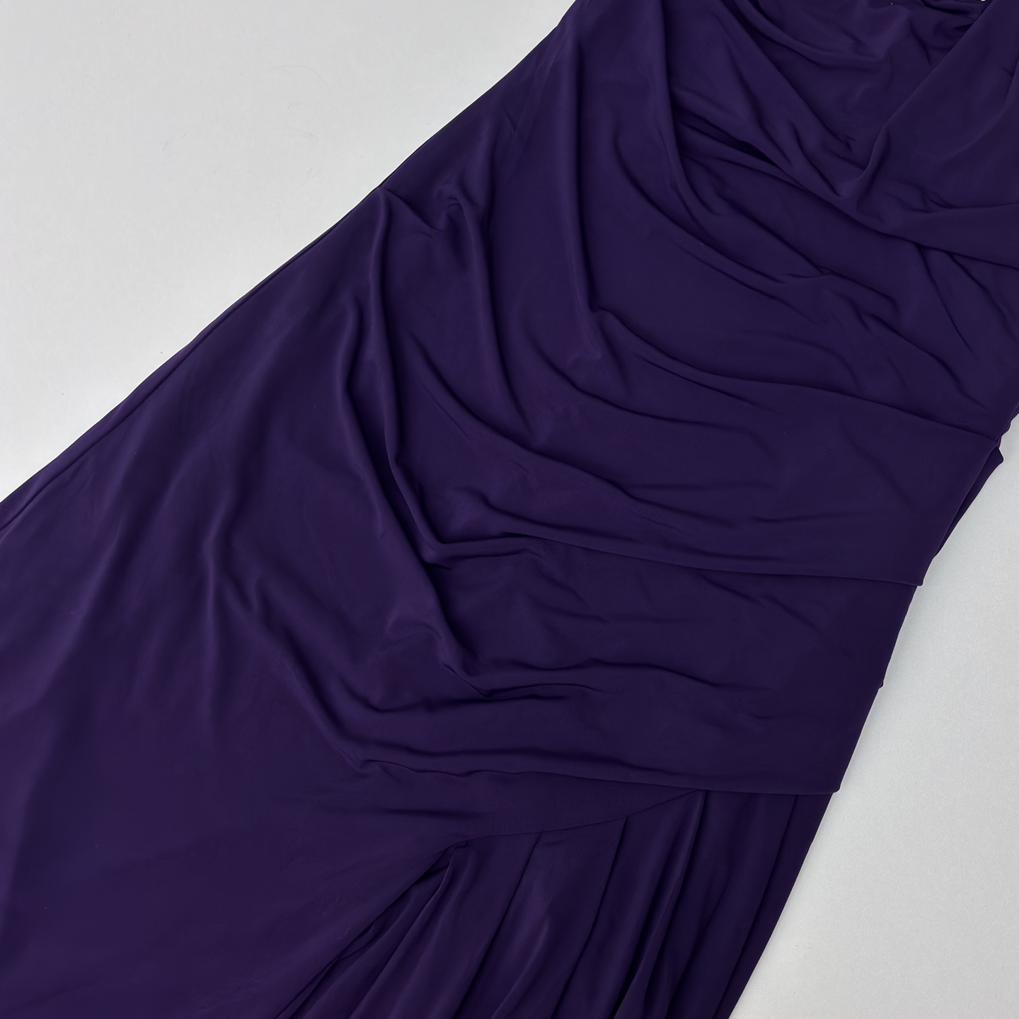 Sch 26春夏 高级极简风 挂脖设计不规则抹胸连衣裙 利落削肩 金扣点缀成为点睛之笔 不对称剪裁与垂坠