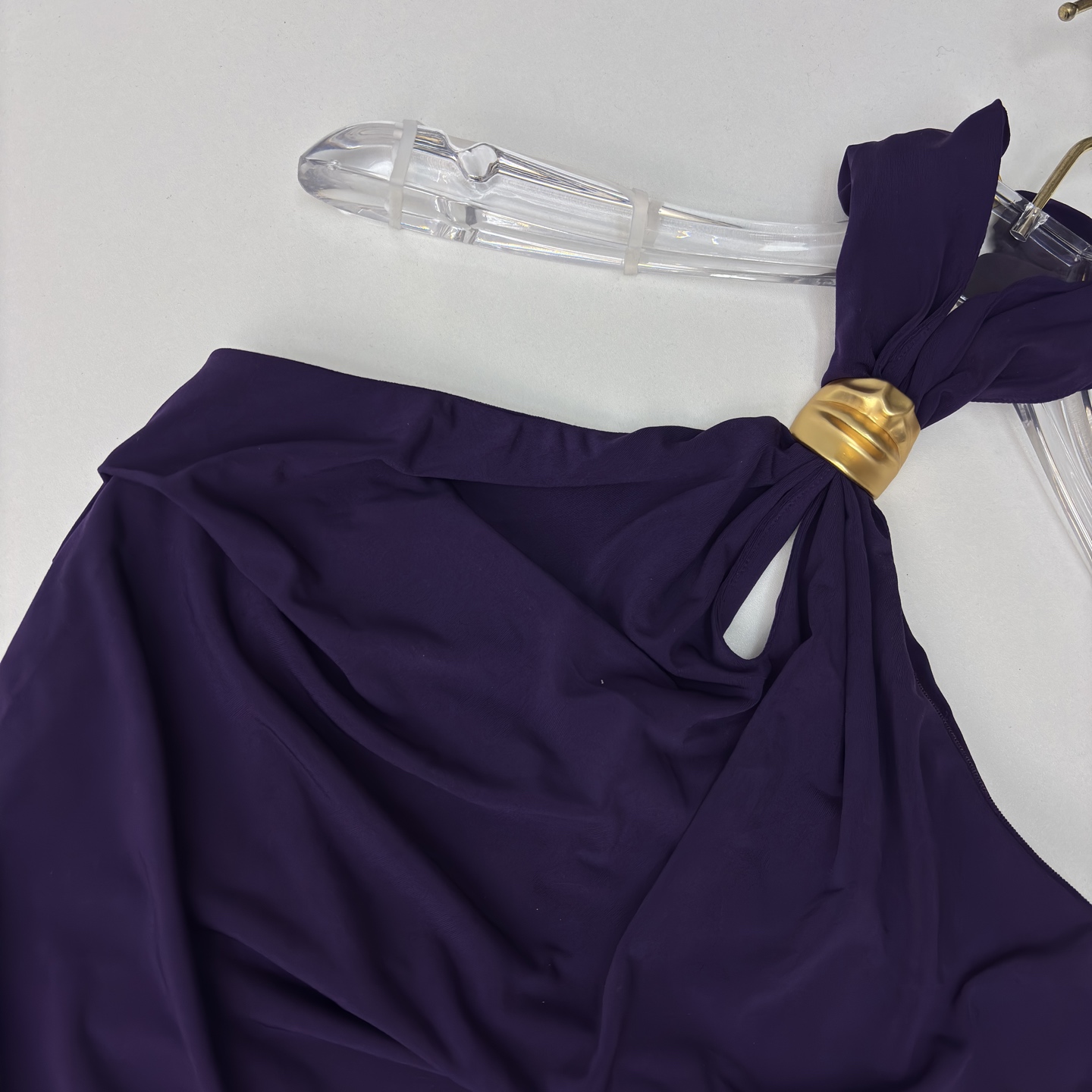 Sch 26春夏 高级极简风 挂脖设计不规则抹胸连衣裙 利落削肩 金扣点缀成为点睛之笔 不对称剪裁与垂坠