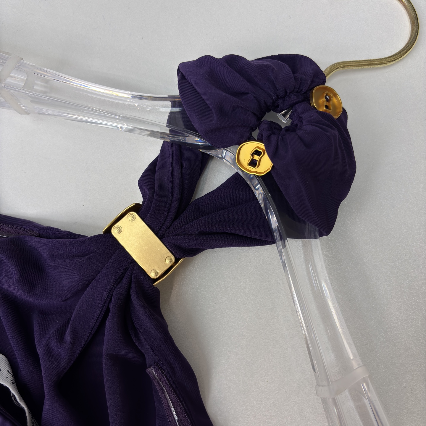 Sch 26春夏 高级极简风 挂脖设计不规则抹胸连衣裙 利落削肩 金扣点缀成为点睛之笔 不对称剪裁与垂坠