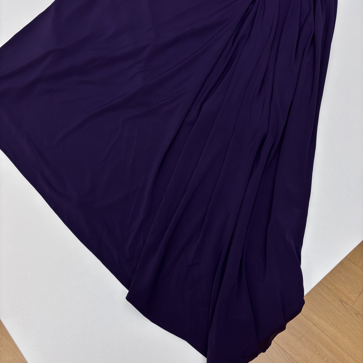 Sch 26春夏 高级极简风 挂脖设计不规则抹胸连衣裙 利落削肩 金扣点缀成为点睛之笔 不对称剪裁与垂坠