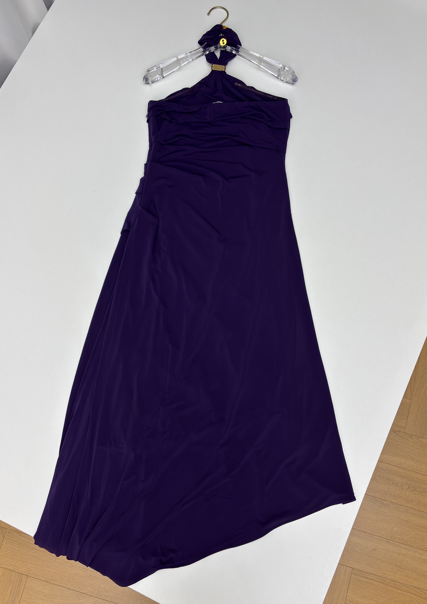 Sch 26春夏 高级极简风 挂脖设计不规则抹胸连衣裙 利落削肩 金扣点缀成为点睛之笔 不对称剪裁与垂坠