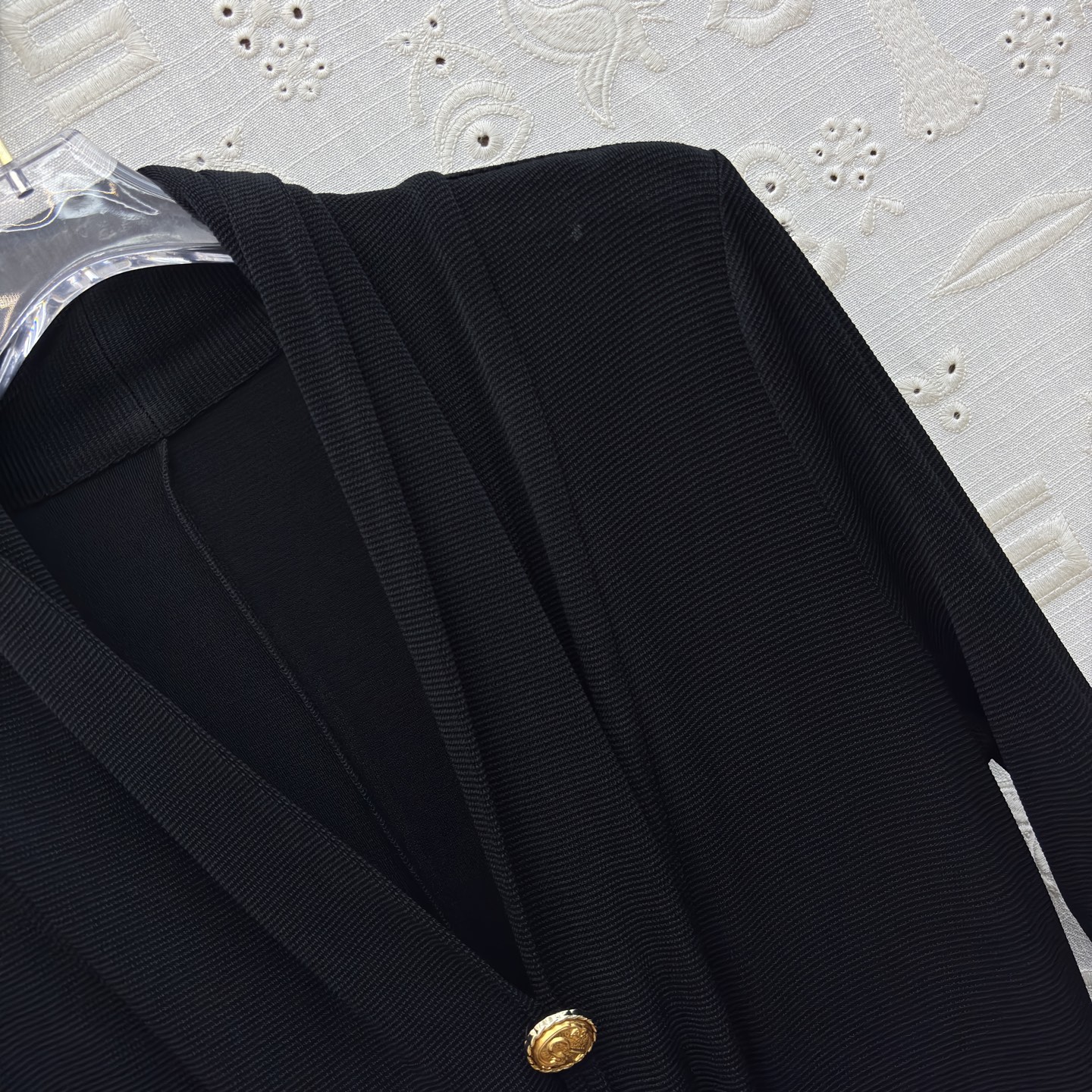 Sch 26春夏 经典小黑裙 自带松弛高级感 垂坠丝绒面料 搭配异形金扣点缀 腰间扭结设计勾勒曲线 开衩