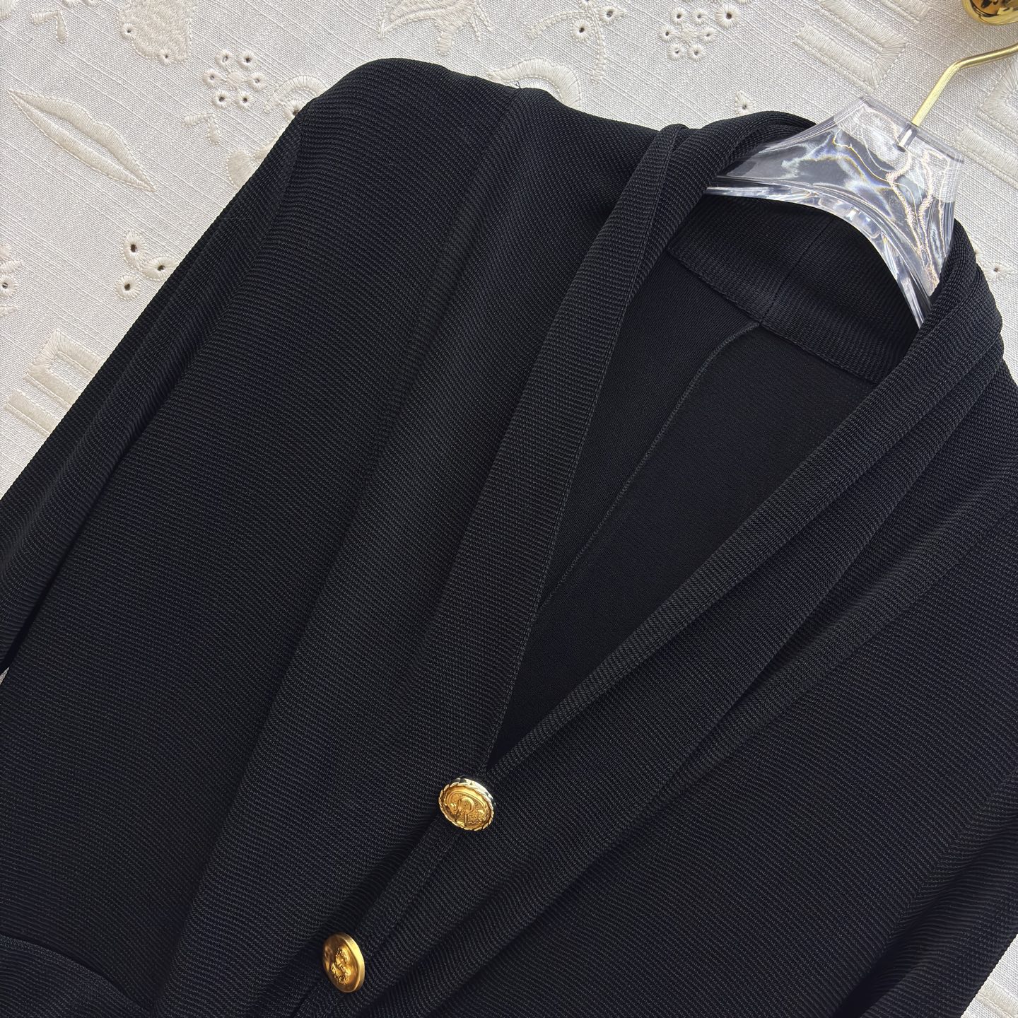 Sch 26春夏 经典小黑裙 自带松弛高级感 垂坠丝绒面料 搭配异形金扣点缀 腰间扭结设计勾勒曲线 开衩