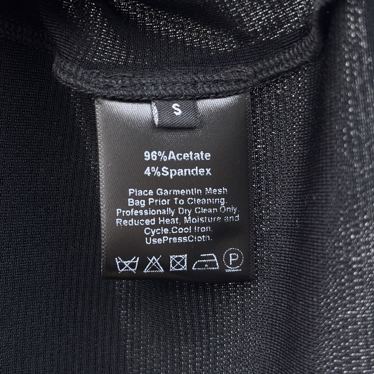 Sch 26春夏 经典小黑裙 自带松弛高级感 垂坠丝绒面料 搭配异形金扣点缀 腰间扭结设计勾勒曲线 开衩