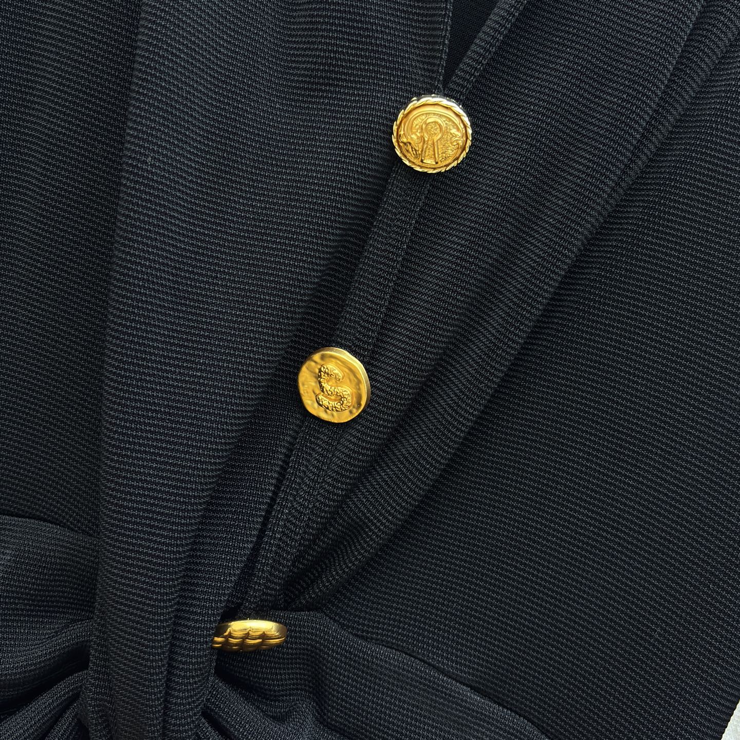 Sch 26春夏 经典小黑裙 自带松弛高级感 垂坠丝绒面料 搭配异形金扣点缀 腰间扭结设计勾勒曲线 开衩