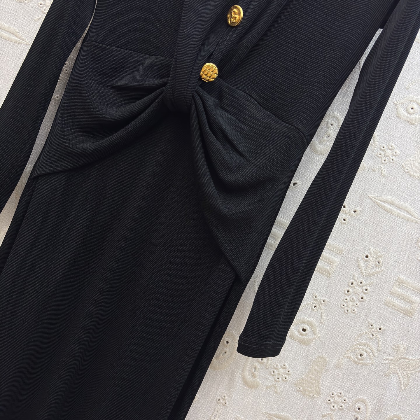 Sch 26春夏 经典小黑裙 自带松弛高级感 垂坠丝绒面料 搭配异形金扣点缀 腰间扭结设计勾勒曲线 开衩