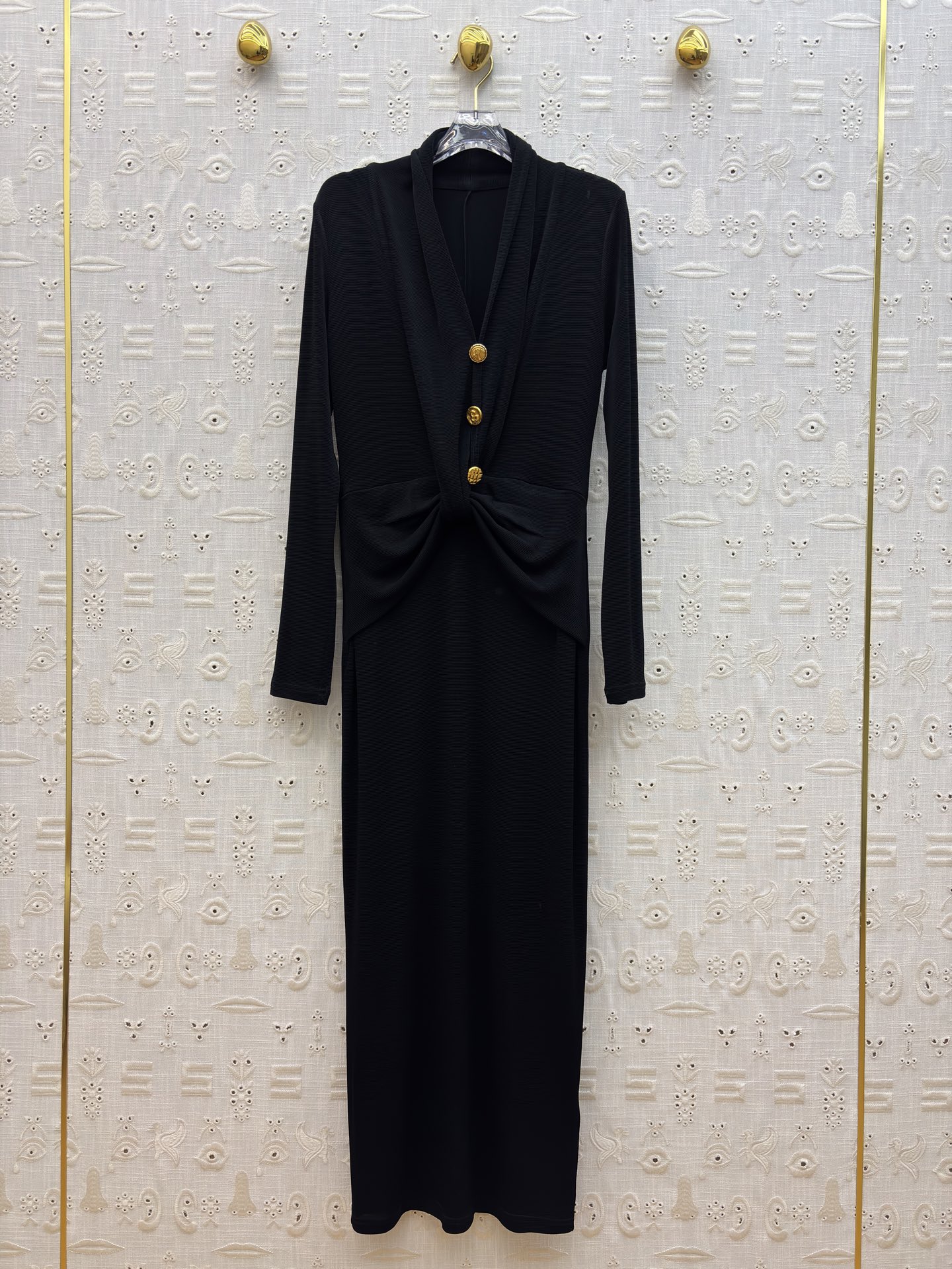 Sch 26春夏 经典小黑裙 自带松弛高级感 垂坠丝绒面料 搭配异形金扣点缀 腰间扭结设计勾勒曲线 开衩