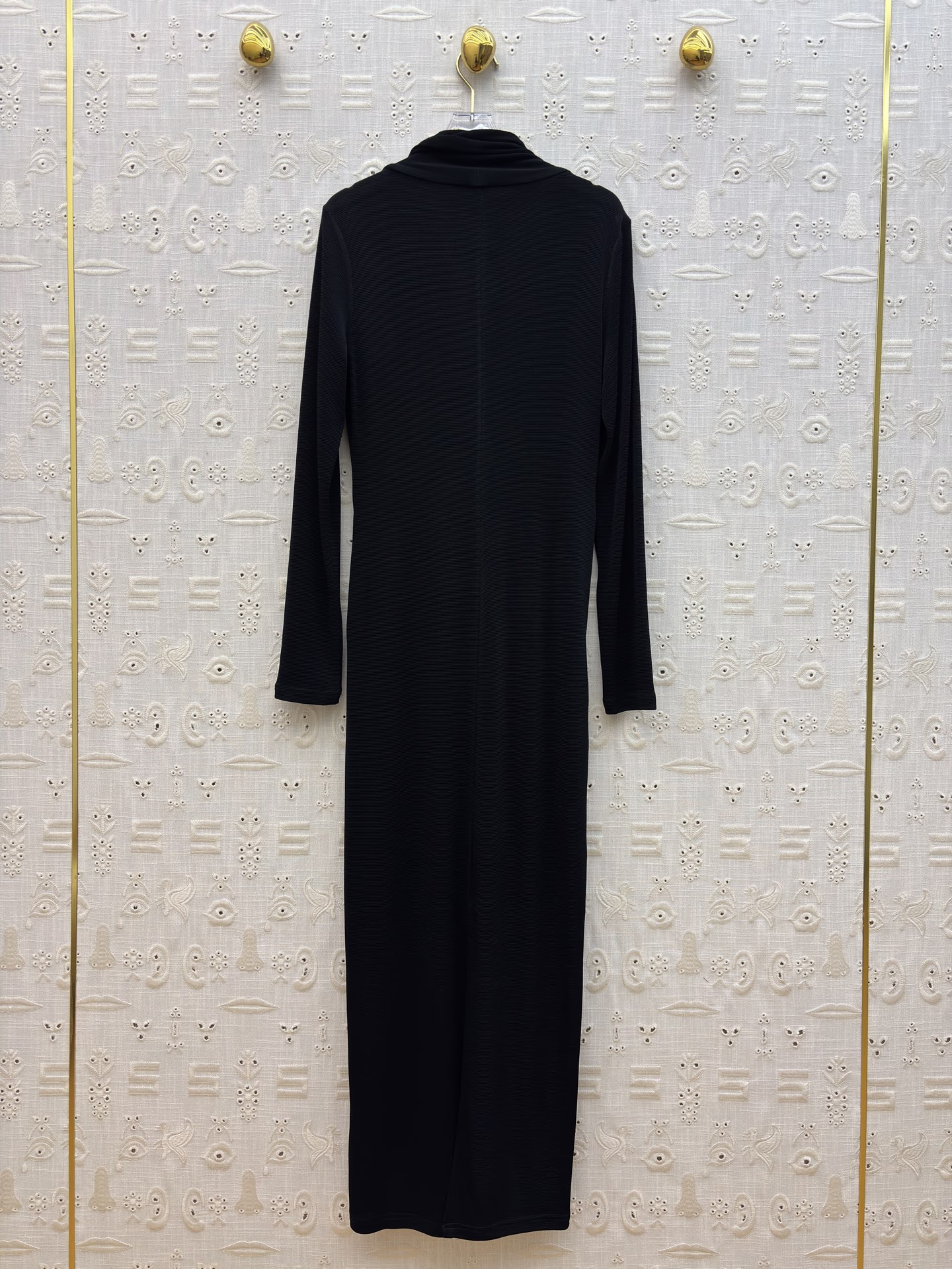 Sch 26春夏 经典小黑裙 自带松弛高级感 垂坠丝绒面料 搭配异形金扣点缀 腰间扭结设计勾勒曲线 开衩