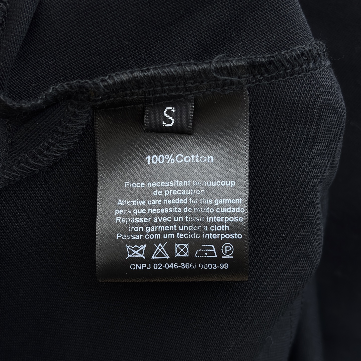 Sch 26新款 链条装饰T恤 打破常规的设计美学 米白与酷黑的碰撞 下摆独特剪裁搭配金属链条 每一处细