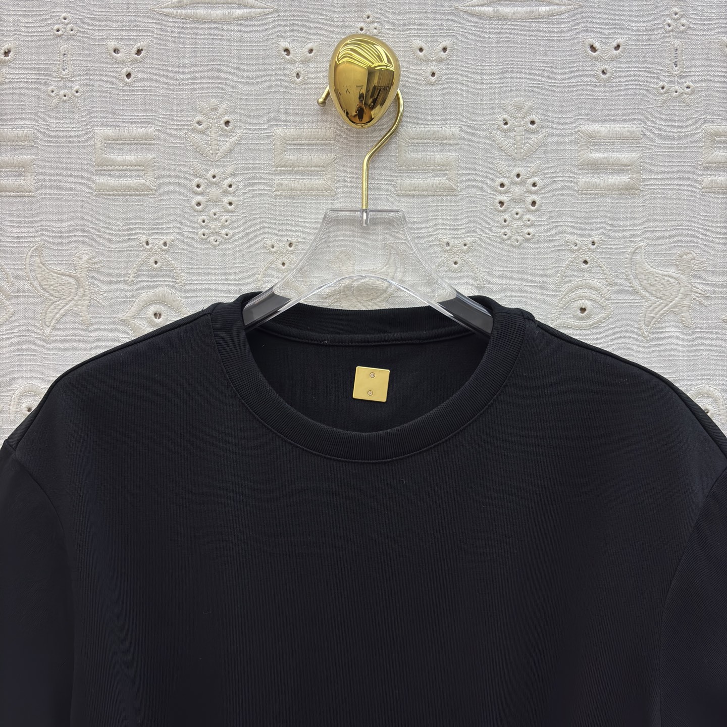 Sch 26新款 链条装饰T恤 打破常规的设计美学 米白与酷黑的碰撞 下摆独特剪裁搭配金属链条 每一处细