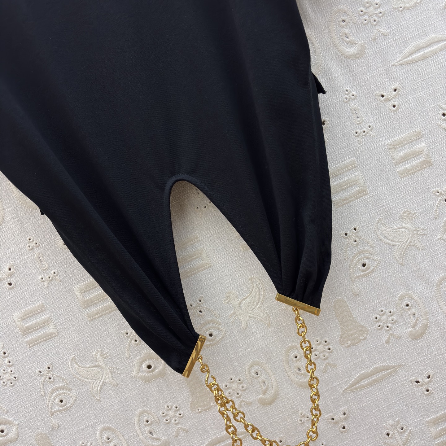 Sch 26新款 链条装饰T恤 打破常规的设计美学 米白与酷黑的碰撞 下摆独特剪裁搭配金属链条 每一处细