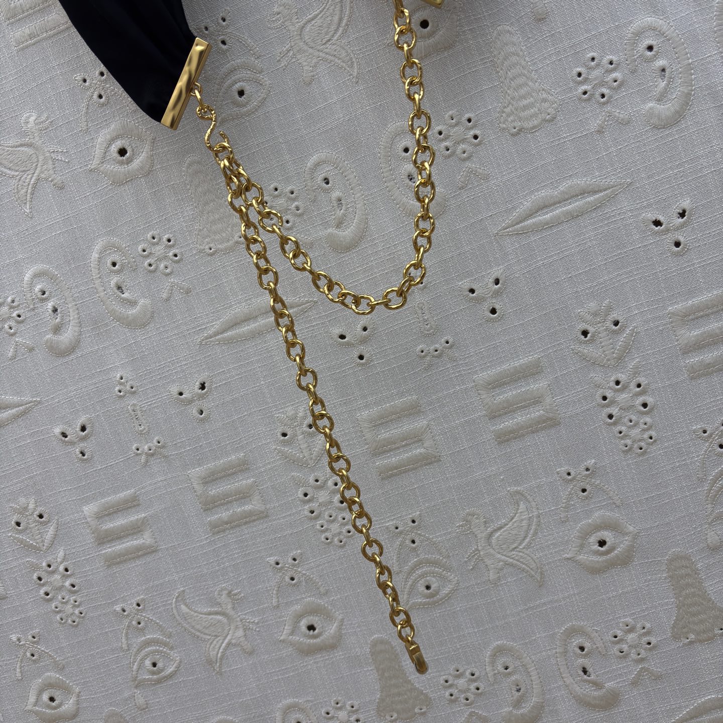 Sch 26新款 链条装饰T恤 打破常规的设计美学 米白与酷黑的碰撞 下摆独特剪裁搭配金属链条 每一处细