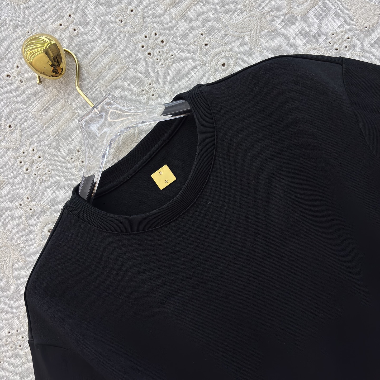 Sch 26新款 链条装饰T恤 打破常规的设计美学 米白与酷黑的碰撞 下摆独特剪裁搭配金属链条 每一处细