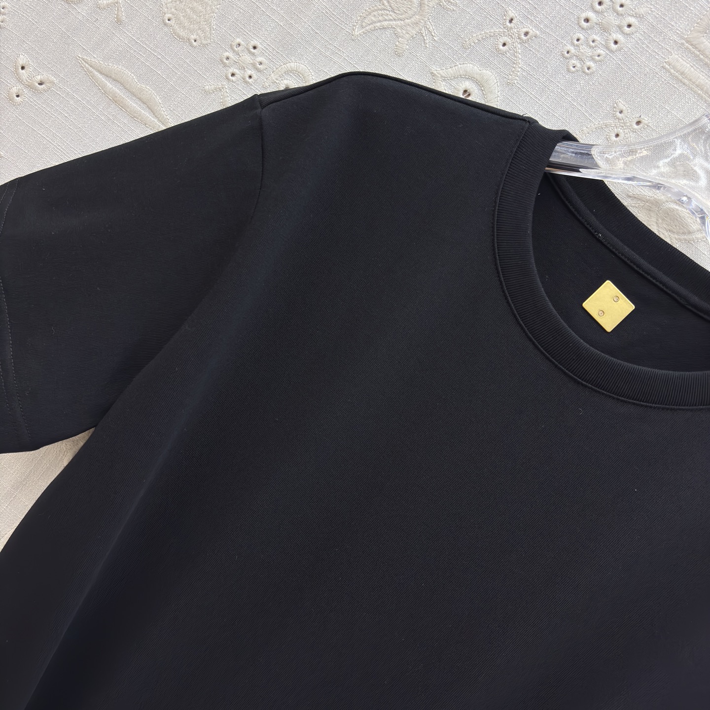 Sch 26新款 链条装饰T恤 打破常规的设计美学 米白与酷黑的碰撞 下摆独特剪裁搭配金属链条 每一处细