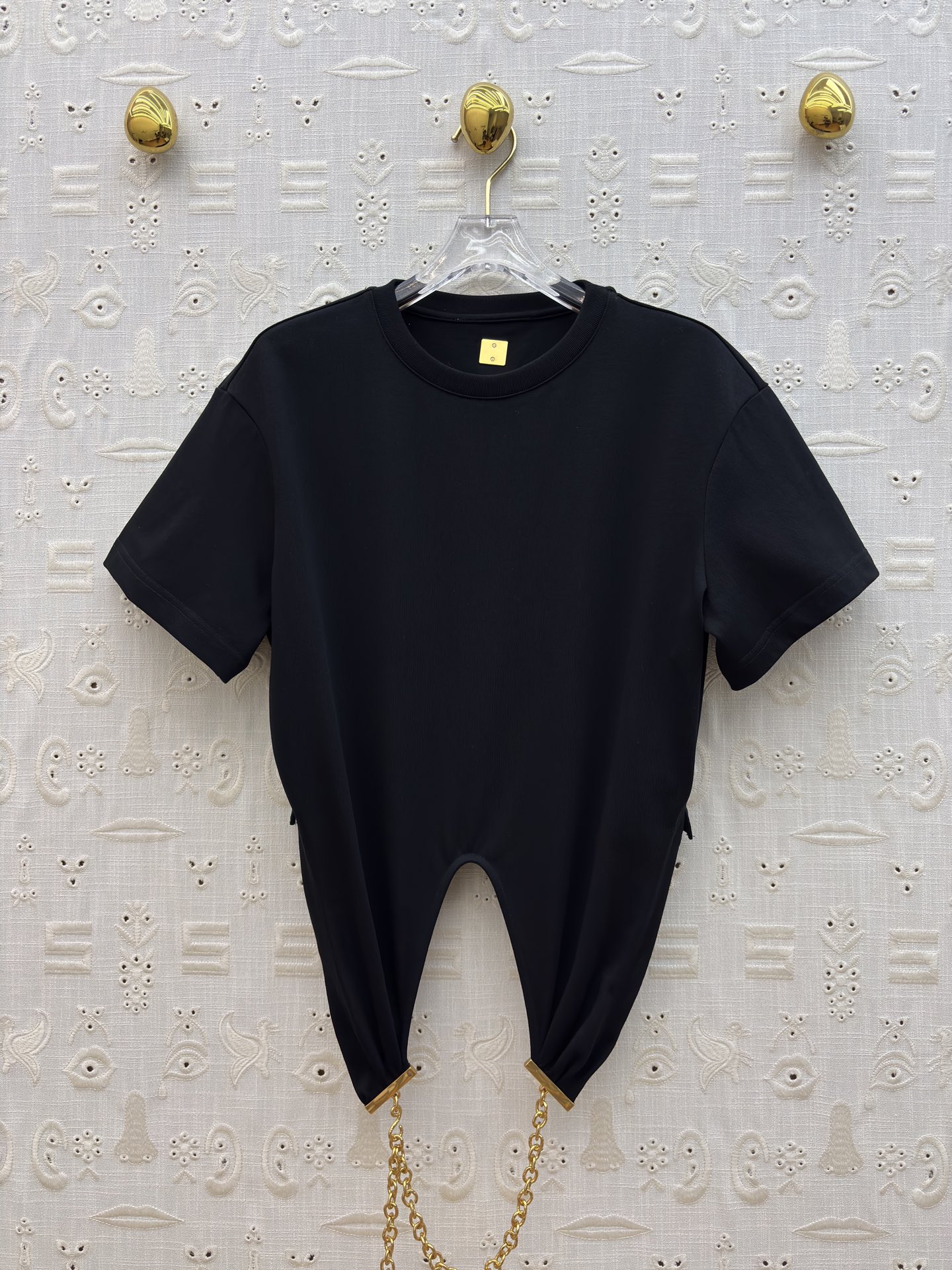 Sch 26新款 链条装饰T恤 打破常规的设计美学 米白与酷黑的碰撞 下摆独特剪裁搭配金属链条 每一处细