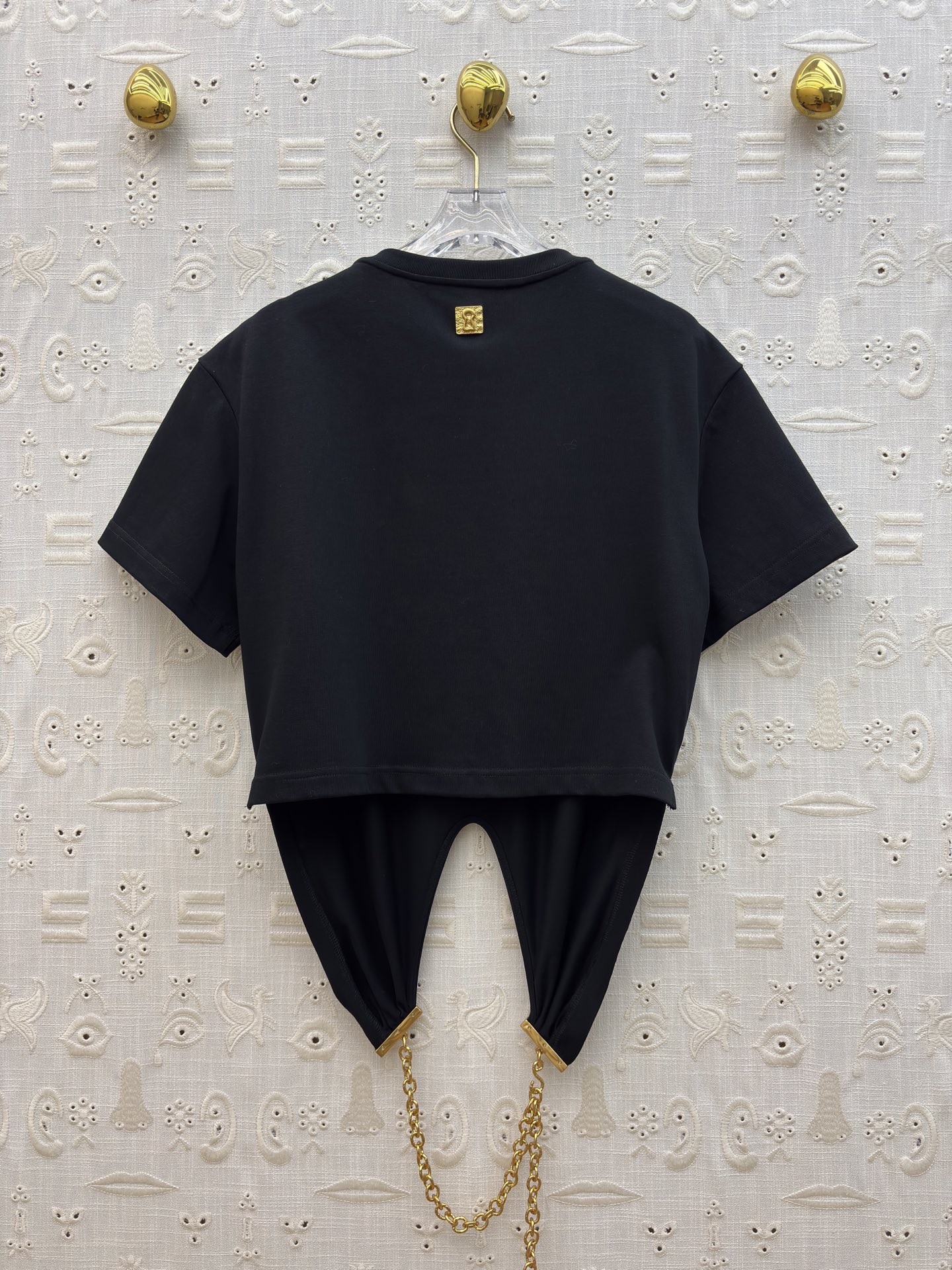 Sch 26新款 链条装饰T恤 打破常规的设计美学 米白与酷黑的碰撞 下摆独特剪裁搭配金属链条 每一处细