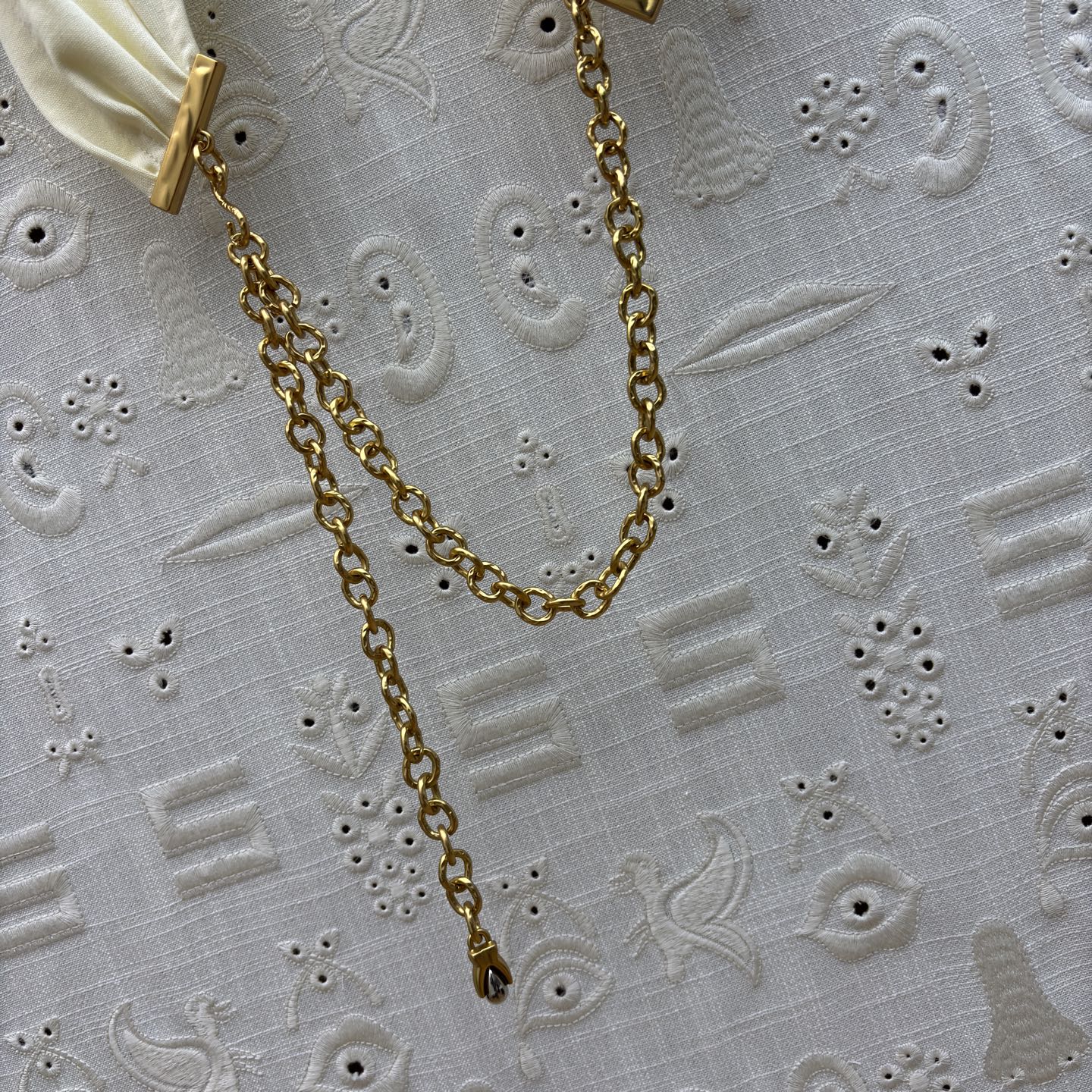 Sch 26新款 链条装饰T恤 打破常规的设计美学 米白与酷黑的碰撞 下摆独特剪裁搭配金属链条 每一处细