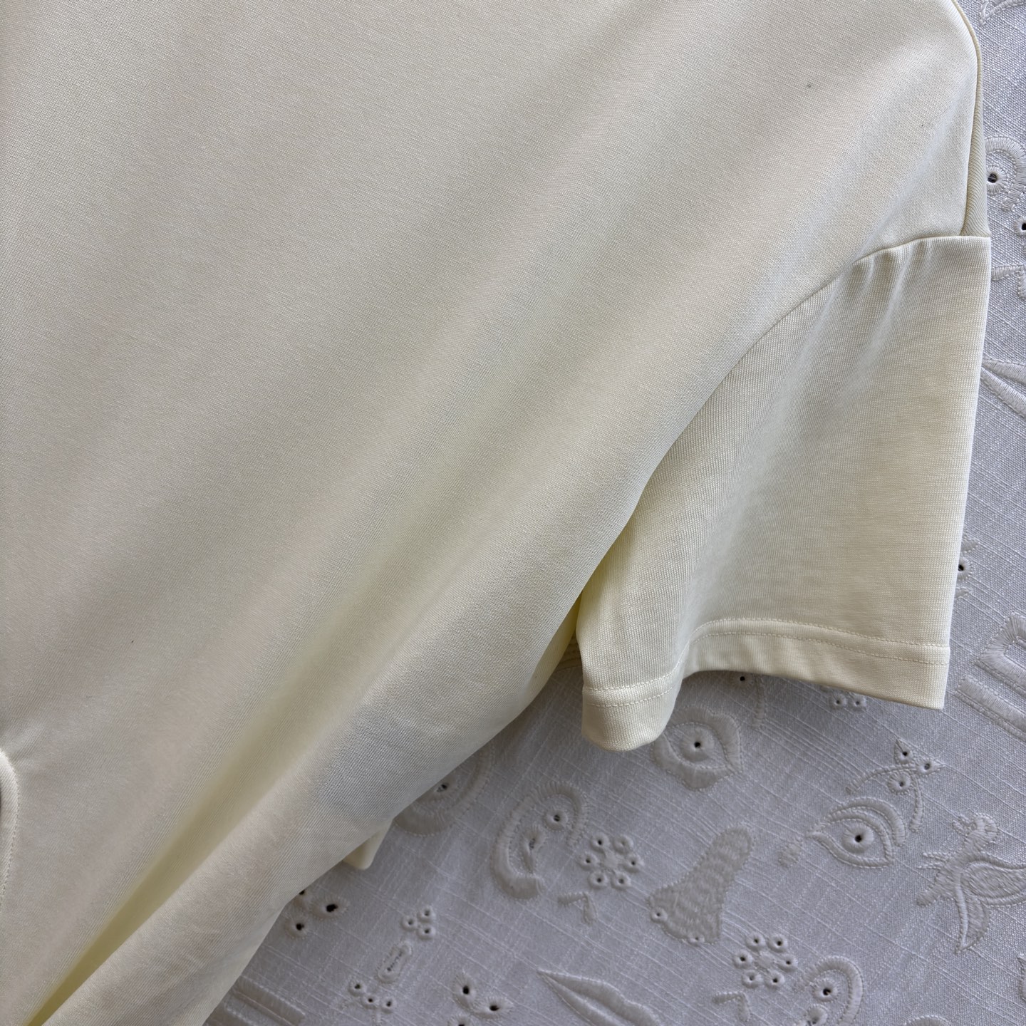 Sch 26新款 链条装饰T恤 打破常规的设计美学 米白与酷黑的碰撞 下摆独特剪裁搭配金属链条 每一处细