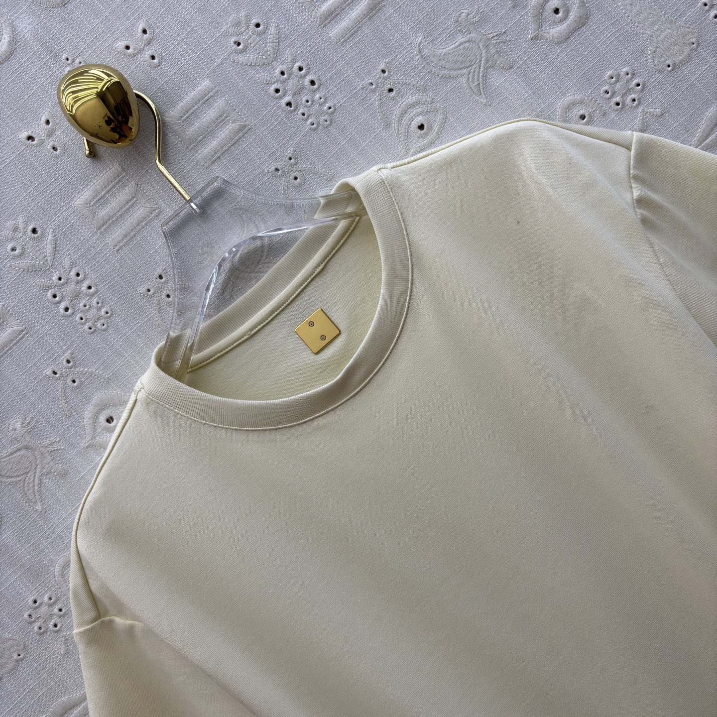 Sch 26新款 链条装饰T恤 打破常规的设计美学 米白与酷黑的碰撞 下摆独特剪裁搭配金属链条 每一处细