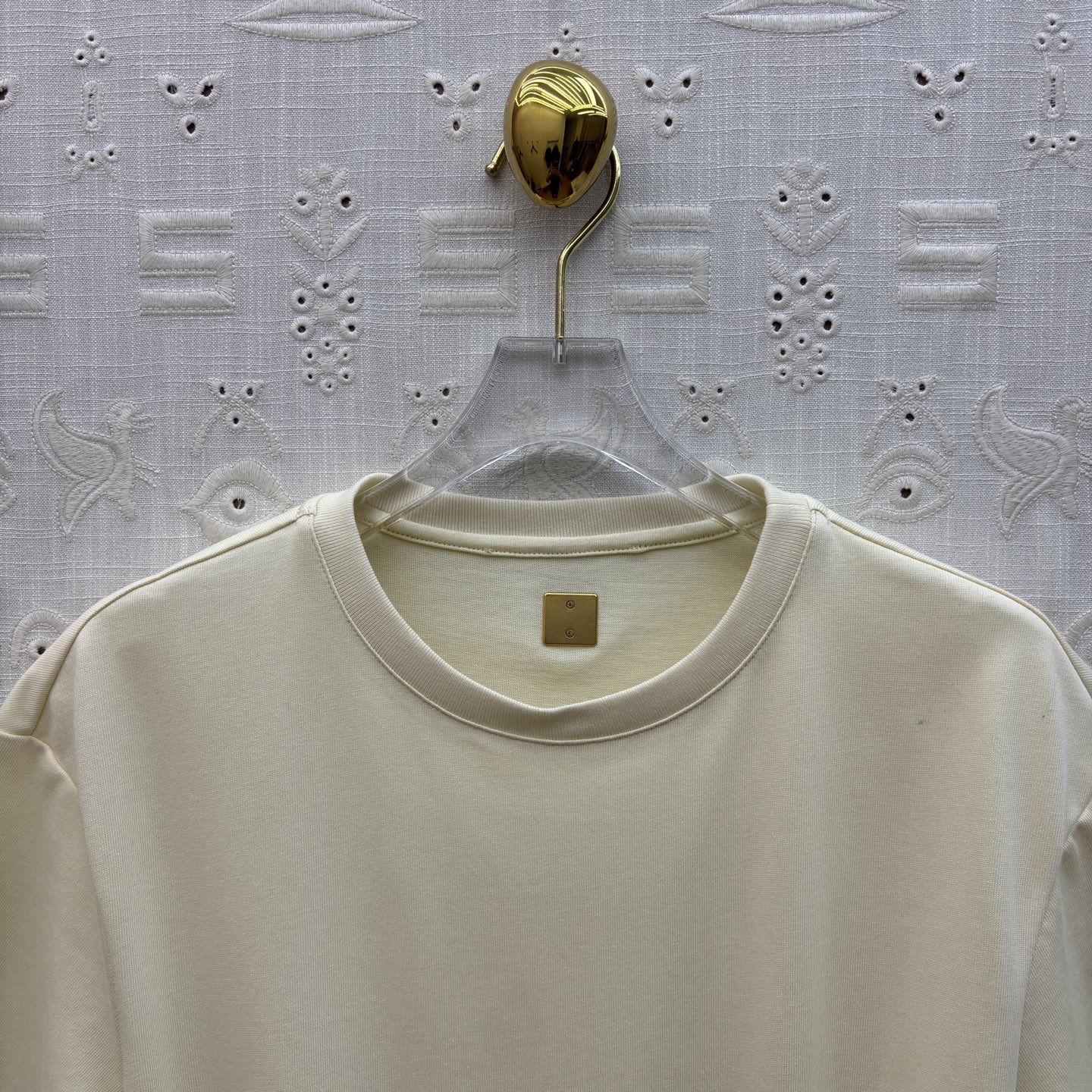 Sch 26新款 链条装饰T恤 打破常规的设计美学 米白与酷黑的碰撞 下摆独特剪裁搭配金属链条 每一处细