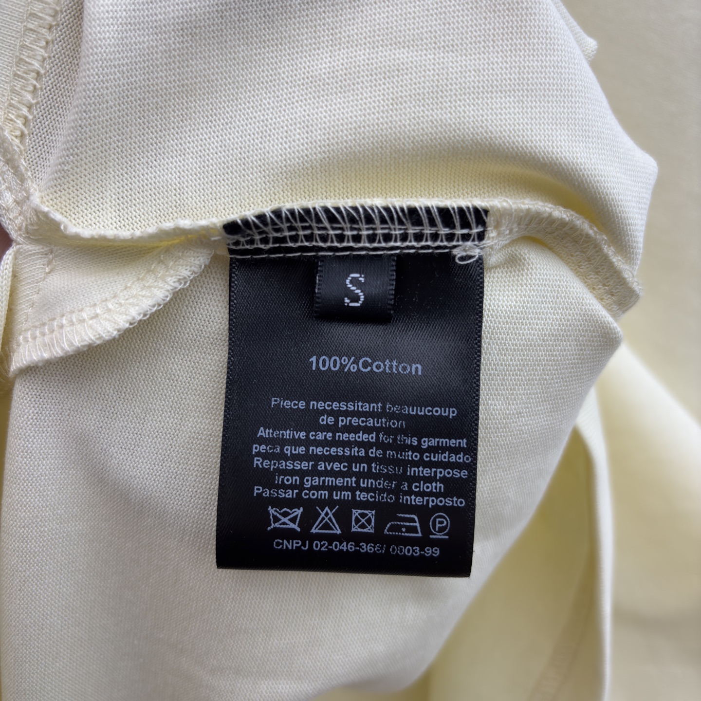 Sch 26新款 链条装饰T恤 打破常规的设计美学 米白与酷黑的碰撞 下摆独特剪裁搭配金属链条 每一处细