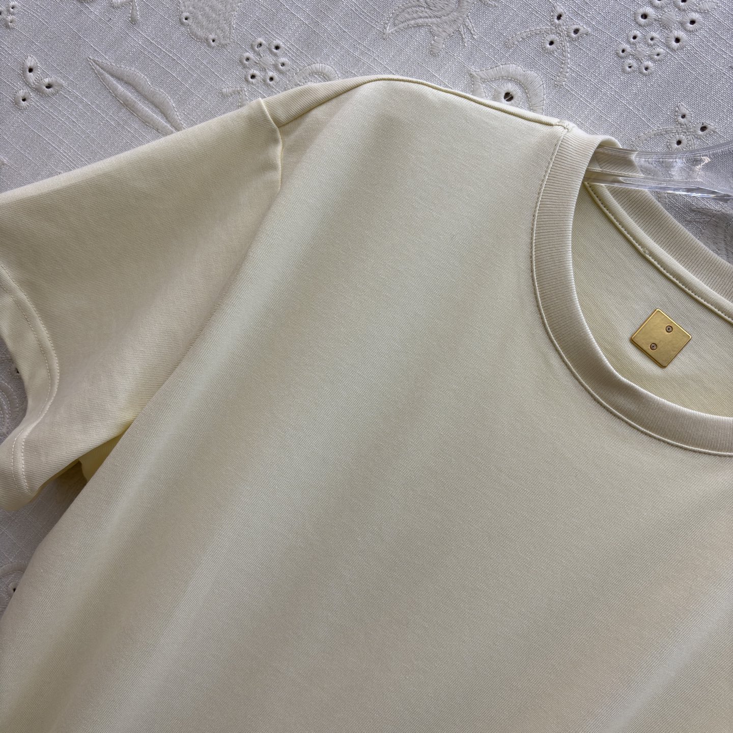 Sch 26新款 链条装饰T恤 打破常规的设计美学 米白与酷黑的碰撞 下摆独特剪裁搭配金属链条 每一处细