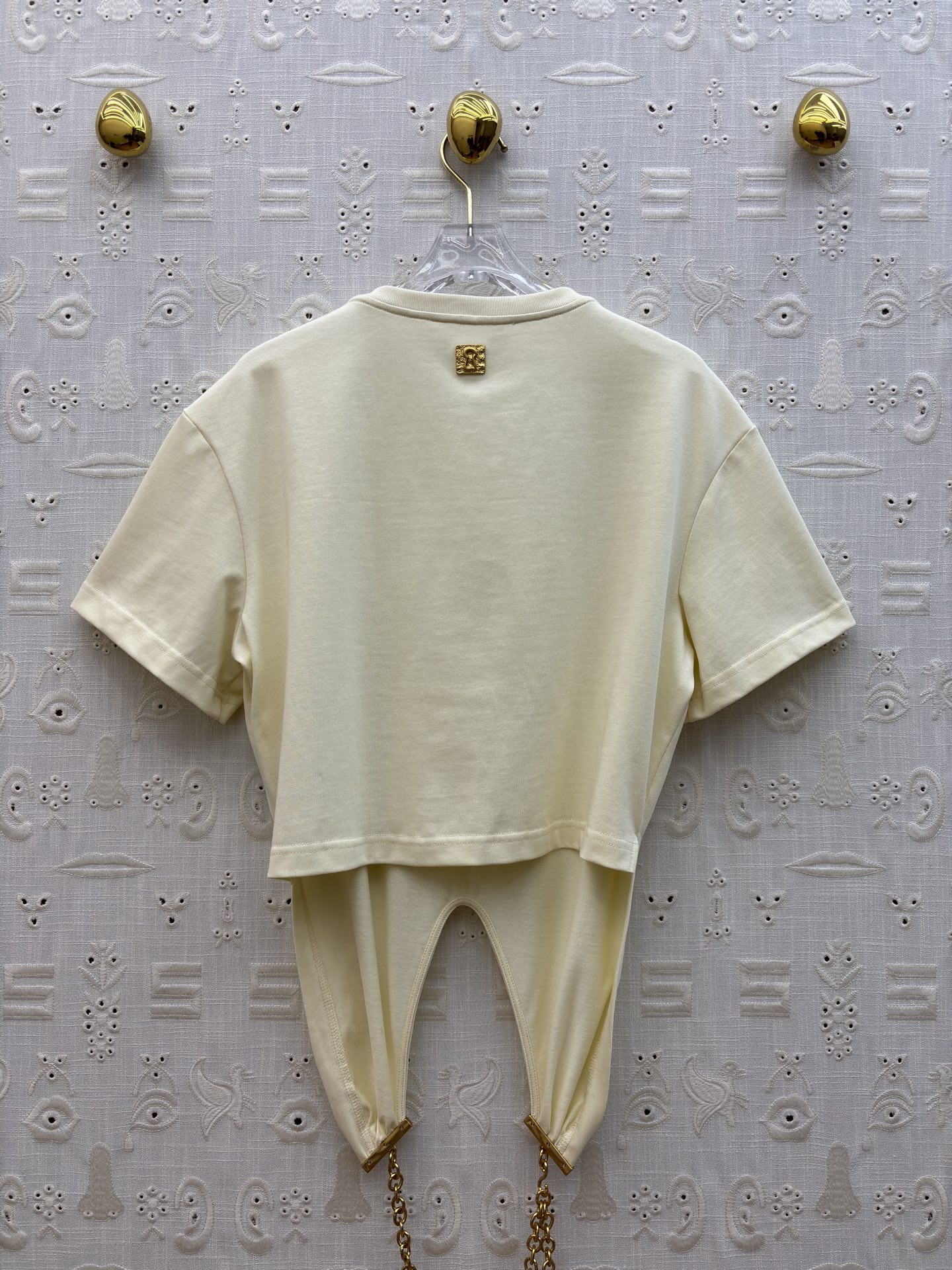 Sch 26新款 链条装饰T恤 打破常规的设计美学 米白与酷黑的碰撞 下摆独特剪裁搭配金属链条 每一处细