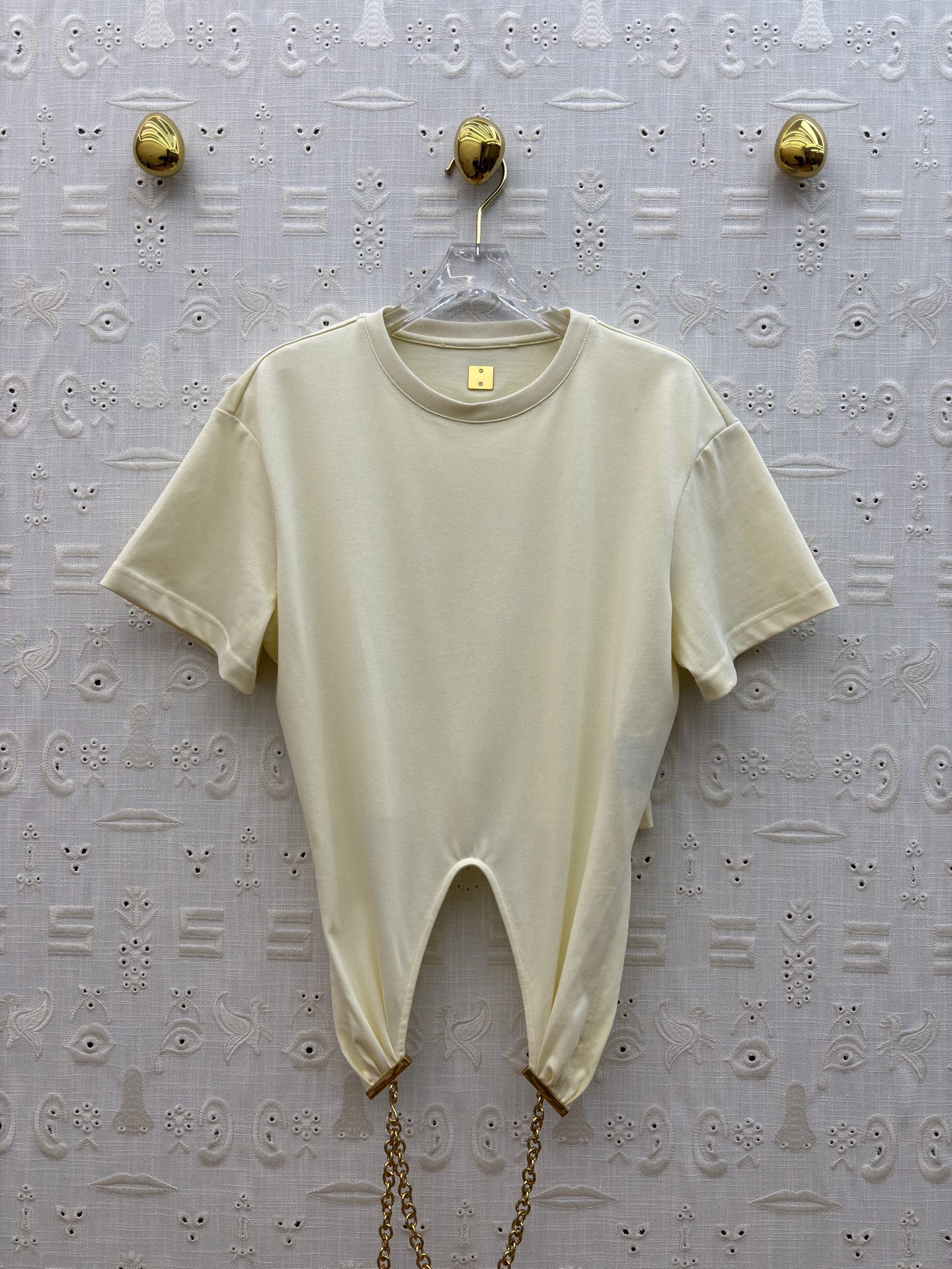 Sch 26新款 链条装饰T恤 打破常规的设计美学 米白与酷黑的碰撞 下摆独特剪裁搭配金属链条 每一处细