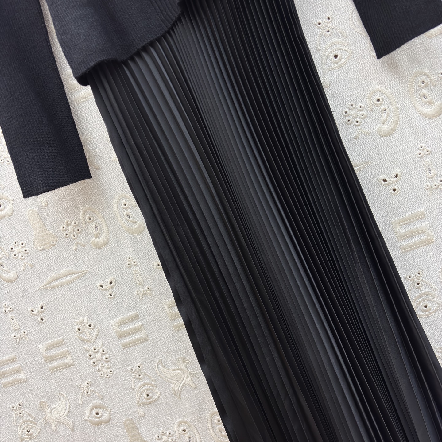 Sch 26春款 异形扣针织拼接百褶裙 氛围感天花板 收腰设计直接把比例焊在身 皮质腰带利落收腰 瞬间优